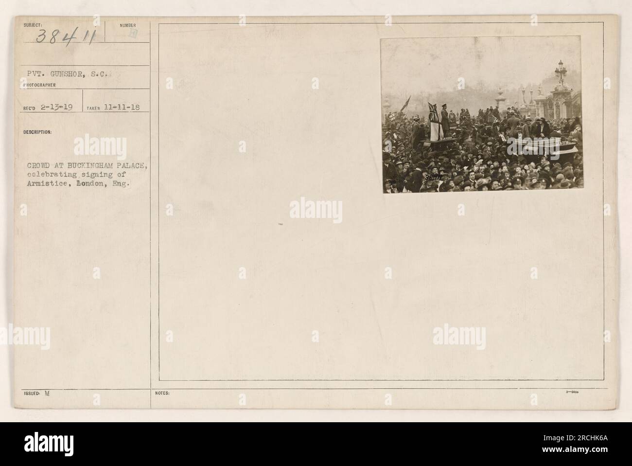 La folla si riunì fuori Buckingham Palace a Londra, in Inghilterra, per celebrare la firma dell'armistizio durante la prima guerra mondiale. Foto scattata da Pvt. Gunshor l'11 novembre 1918. L'immagine mostra un gran numero di persone riunite di fronte al palazzo. Foto Stock
