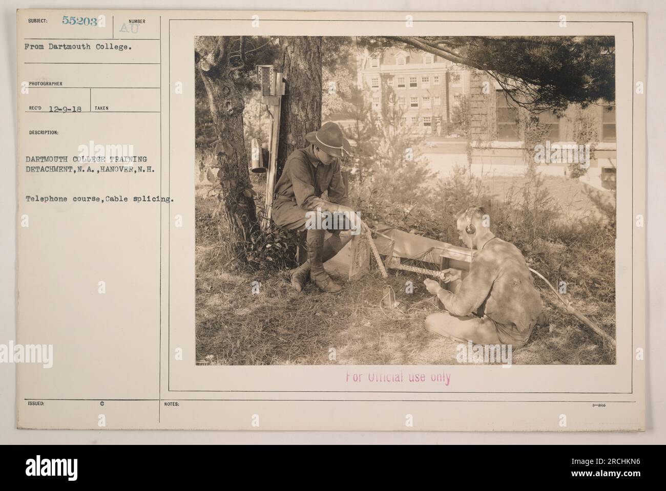 I soldati partecipano a un corso telefonico per lo splicing dei cavi al Dartmouth College di Hanover, New Hampshire. La fotografia è stata scattata il 9 dicembre 1918, come parte delle attività di formazione del Dartmouth College Training Detachment, N.A. Foto Stock