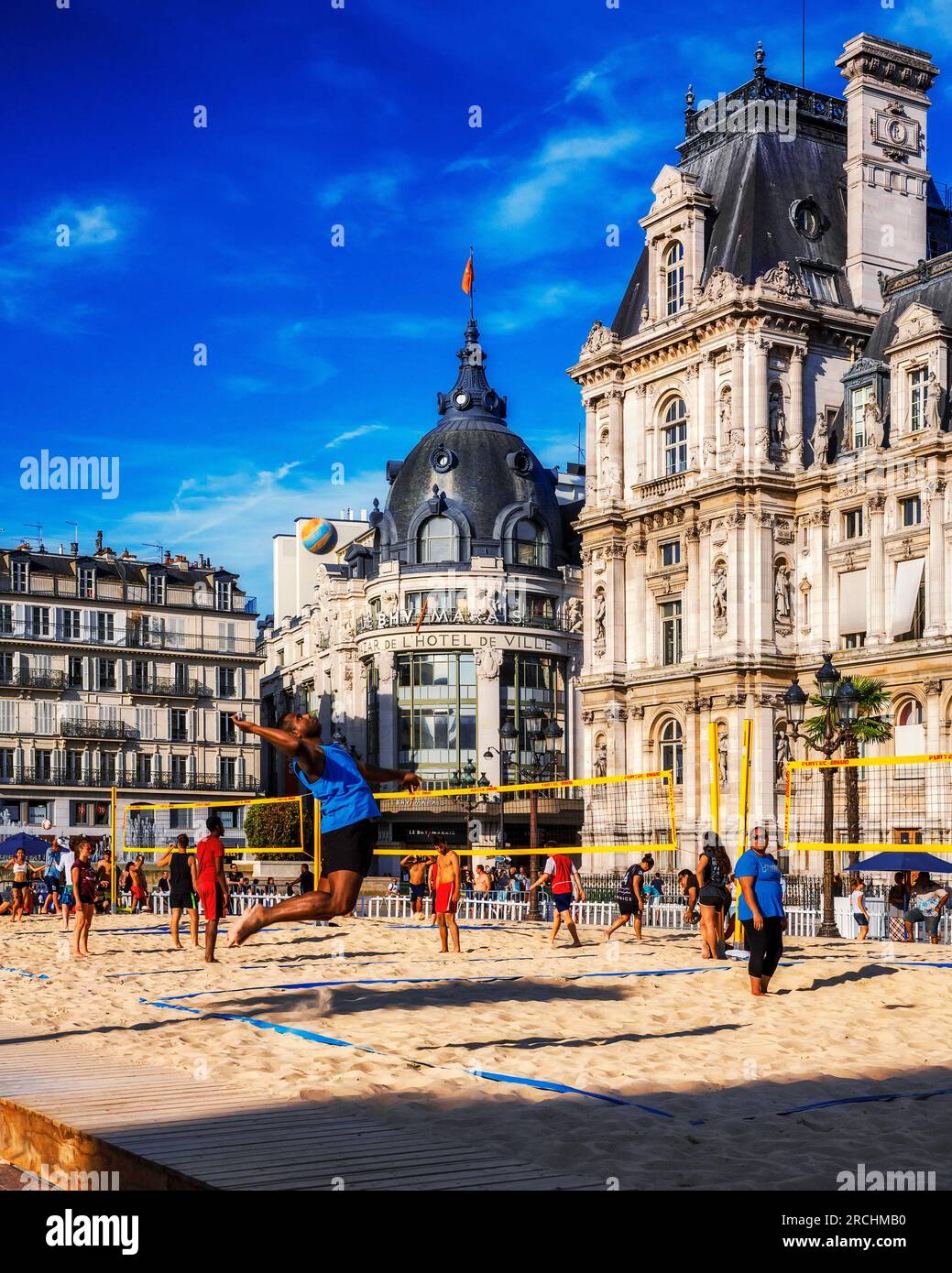 FRANCIA. PARIGI (75) 4° DISTRETTO. TORNEO DI PALLAVOLO A PARIS-PLAGES 2015. PARVIS DE L'HOTEL DE VILLE. IL BAZAAR HOTEL DE VILLE SI CHIAMA BHV Foto Stock