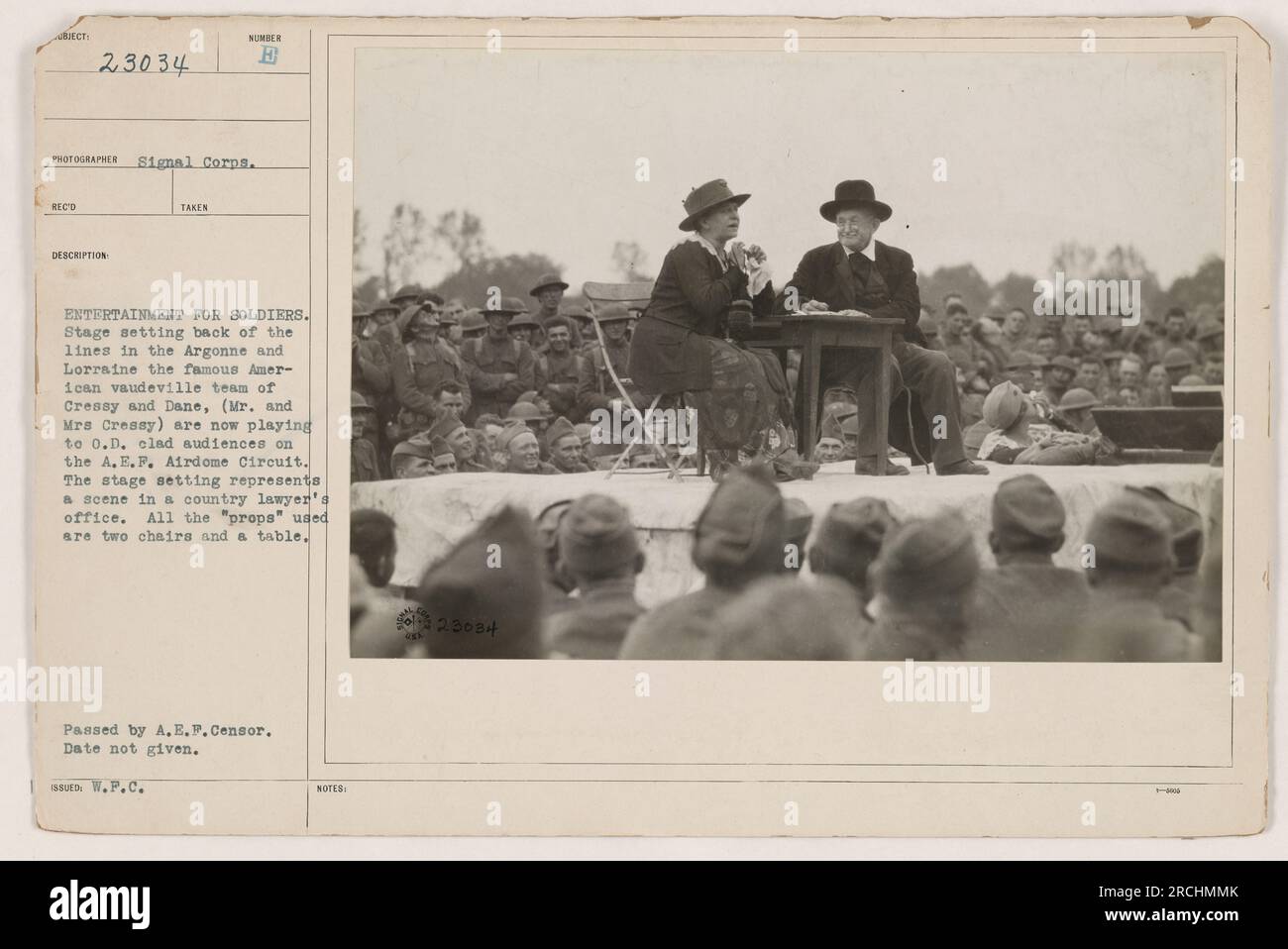 Squadra americana di vaudeville, Cressy e Dane, che si esibiscono in un palcoscenico in rappresentanza di uno studio legale di campagna nelle regioni di Argonne e Lorena. Il pubblico è composto da soldati nell'A.E.F. Gli artisti intratterranno le truppe sull'A.E.F. Circuito Airdome. La disposizione del palco comprende due sedie e un tavolo. Data e informazioni aggiuntive non fornite. Approvato da A.E.P. Censor. W.P.C. ha emesso banconote. Foto Stock