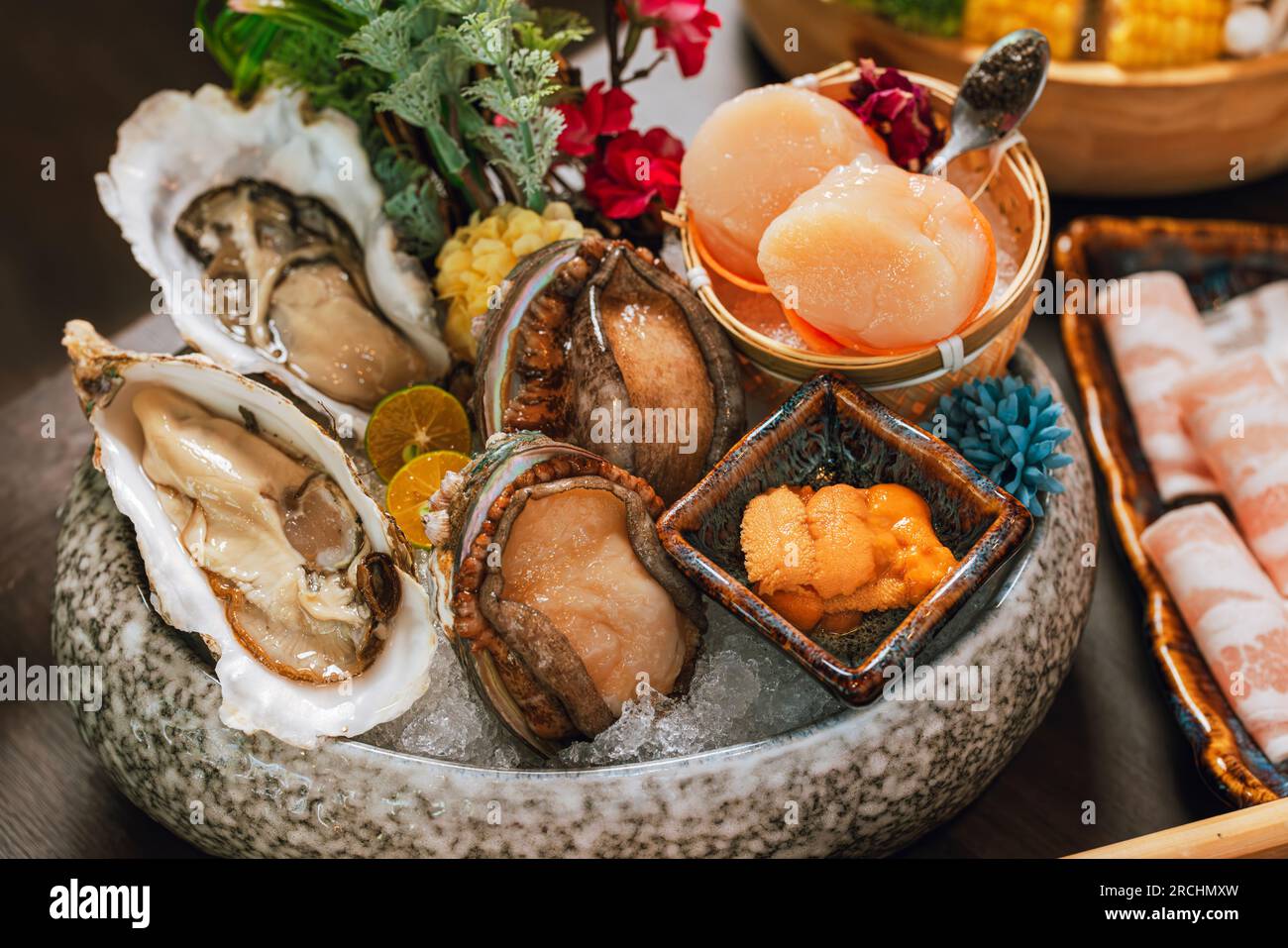 Piatti di cucina a base di pesce e carne a fette di manzo per pentole calde. capesante, conchiglie, ostriche, caviale e altre prelibatezze di pesce. Foto Stock