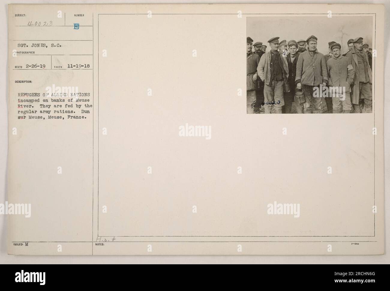 I rifugiati provenienti dalle nazioni alleate sono accampati lungo le rive del fiume Mosa. I soldati forniscono loro razioni regolari dell'esercito. Questa foto è stata scattata dal sergente Jones il 19 novembre 1918 a Dun sur Meuse, in Francia. Foto Stock