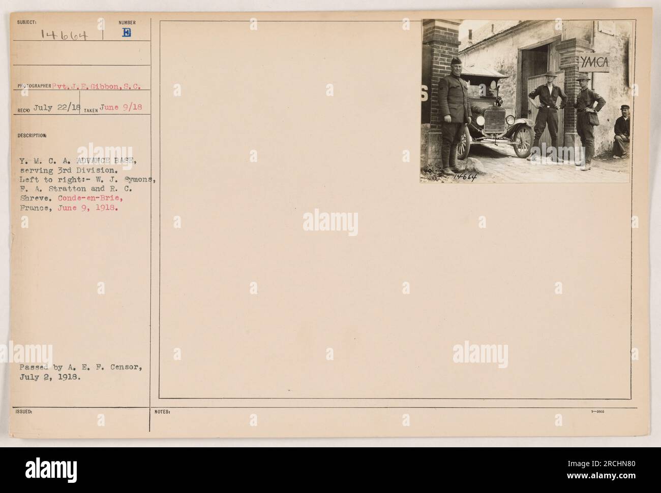 Y.M.C.A. personale della base avanzata, al servizio della 3a Divisione, a Conde-en-Brie, Francia. Da sinistra a destra: W.J. Symons, P.A. Stratton e R.C. Shreve. La foto è stata scattata il 9 giugno 1918 da Pyt. E. Gibbon e 8,0. Redd. È stato pubblicato e approvato dalla A.E.F. censor il 2 luglio 1918. Foto Stock