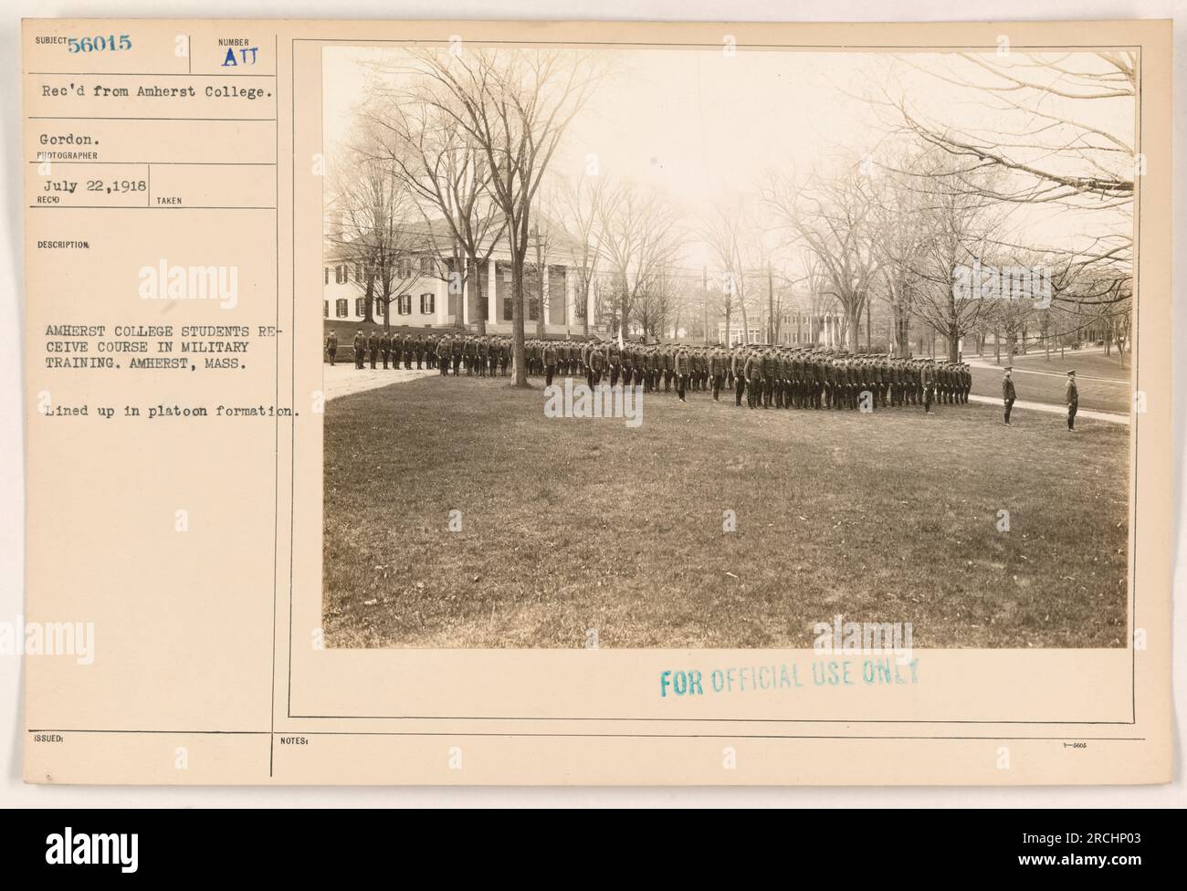 Gli studenti dell'Amherst College che partecipano all'addestramento militare ricevono istruzione in formazione di plotoni. Questa foto è stata scattata il 22 luglio 1918 dal fotografo Gordon. Gli studenti sono allineati in modo preciso come parte delle loro attività di formazione presso l'Amherst College in Massachusetts. Le note indicano che questa fotografia è esclusivamente per uso ufficiale. Foto Stock