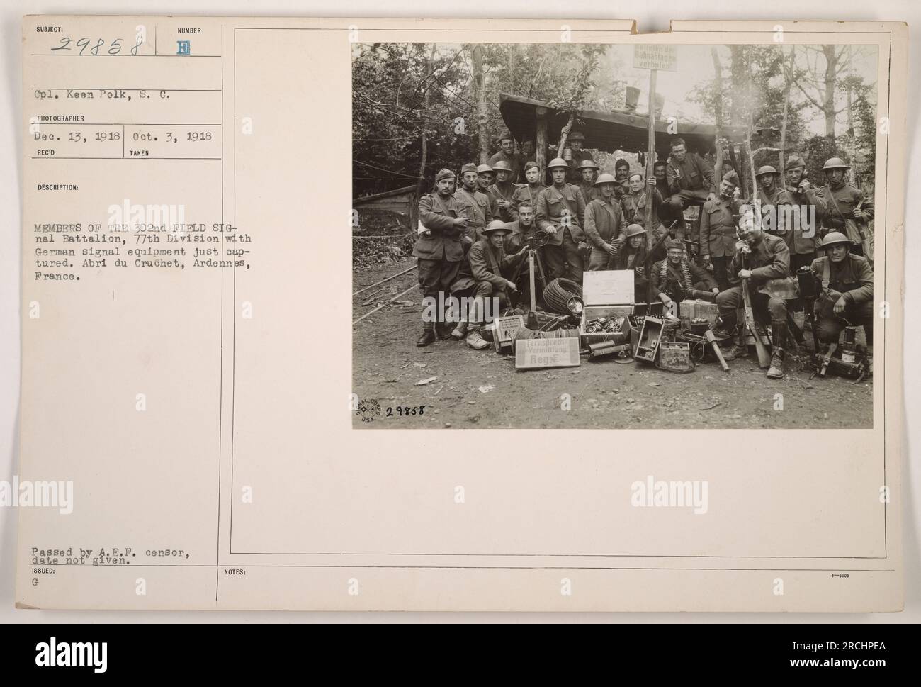 Membri del 302nd Field Signal Battalion, 77th Division, in posa con attrezzature di segnalazione tedesche catturate. La foto è stata scattata il 3 ottobre 1918 ad Abri du Cruchet, Ardennes, Francia. Catturato dal comandante Keen Polk della Carolina del Sud. Passato da A.E.P. censor, data non indicata. 29858 Reg. Foto Stock