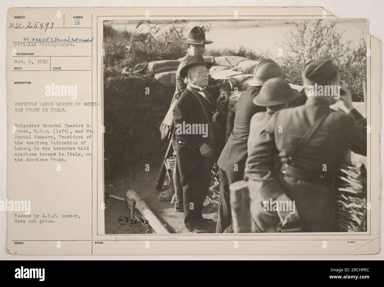 Il leader del lavoro americano Samuel Gompers (centro) e il generale di brigata Charles G. Trest (sinistra) fotografarono sul fronte americano in Italia durante la prima guerra mondiale L'immagine mostra la collaborazione tra funzionari militari americani e leader del lavoro durante la guerra. Data di emissione e dati di censura non forniti." Foto Stock