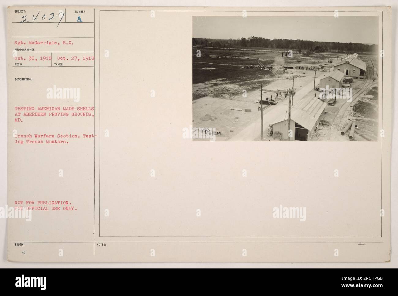 Test di proiettili americani ad Aberdeen Proving Grounds, MD, durante la prima guerra mondiale. La fotografia cattura il sergente McGarrigle impegnato nel collaudo dei mortai da trincea. L'immagine è stata scattata il 27 ottobre 1918 da un fotografo identificato dalle iniziali S.C. Questa immagine non è destinata alla pubblicazione ed è solo per uso ufficiale. Foto Stock