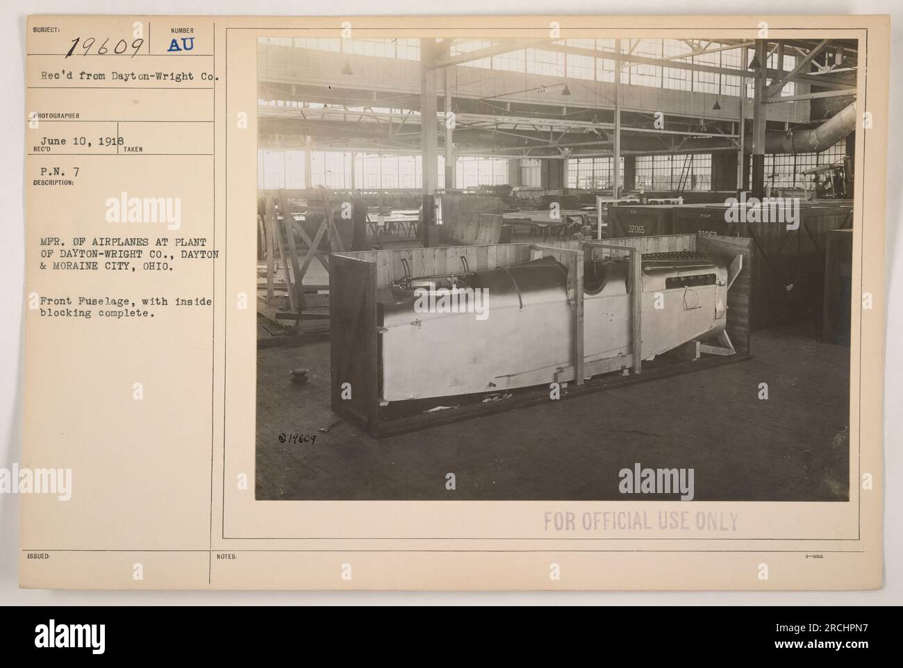 Questa fotografia mostra la fusoliera anteriore di un aeroplano in produzione presso lo stabilimento di Dayton-Wright Co a Dayton & Moraine City, Ohio. Il blocco interno è completo, a indicare l'avanzamento dell'assieme. Questa immagine è stata scattata il 10 giugno 1918 ed è contrassegnata solo per uso ufficiale. Foto Stock
