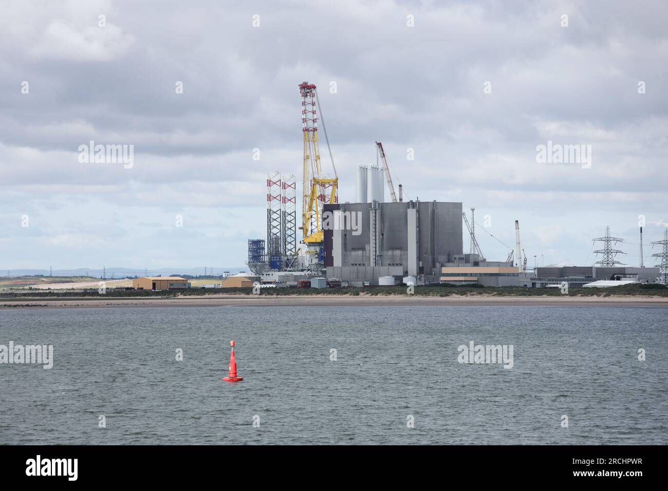 La centrale nucleare di Hartlepool Advanced gas Coded Reactor è nana dalla gru della nave di supporto offshore, Voltaire, attualmente impiegata Foto Stock
