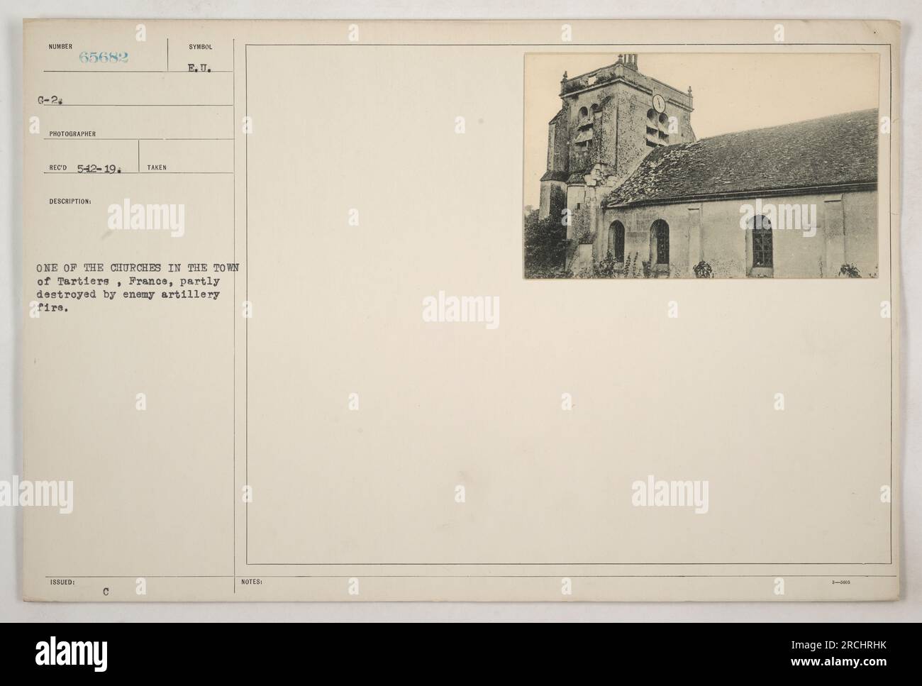 "Chiesa parzialmente distrutta nella città di Tartieres, in Francia, a causa del fuoco dell'artiglieria nemica durante la prima guerra mondiale. Fotografia scattata dal fotografo G-24 65682 e ricevuta il 542-19. Descrizione immagine 189LED. Simbolo E.U. C, con 3 note associate." Foto Stock