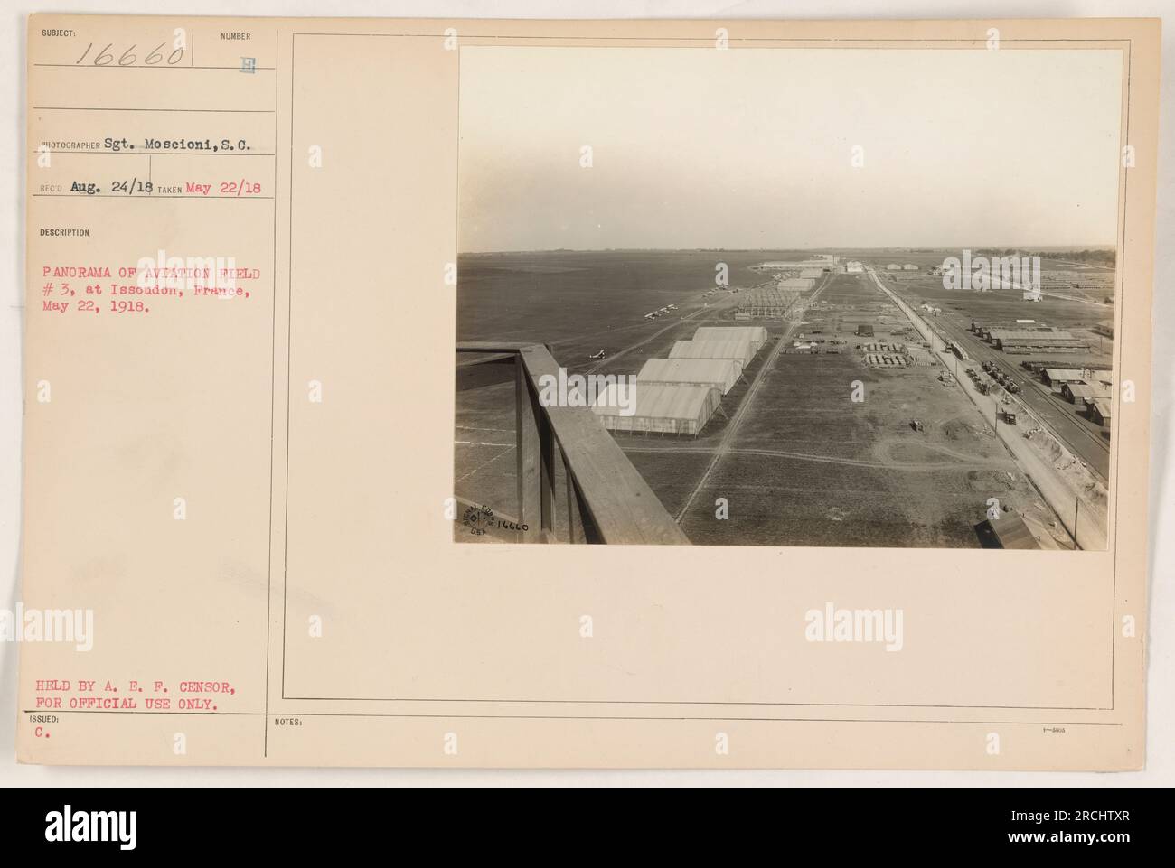 Una vista panoramica dell'Aviation Field n. 3 a Issoudon, Francia, il 22 maggio 1918. La fotografia è stata scattata dal Sgt. Moscioni, S. C., ed è parte della collezione tenuta dall'A. E. F. Censor. L'immagine è etichettata come "solo per uso ufficiale". Foto Stock