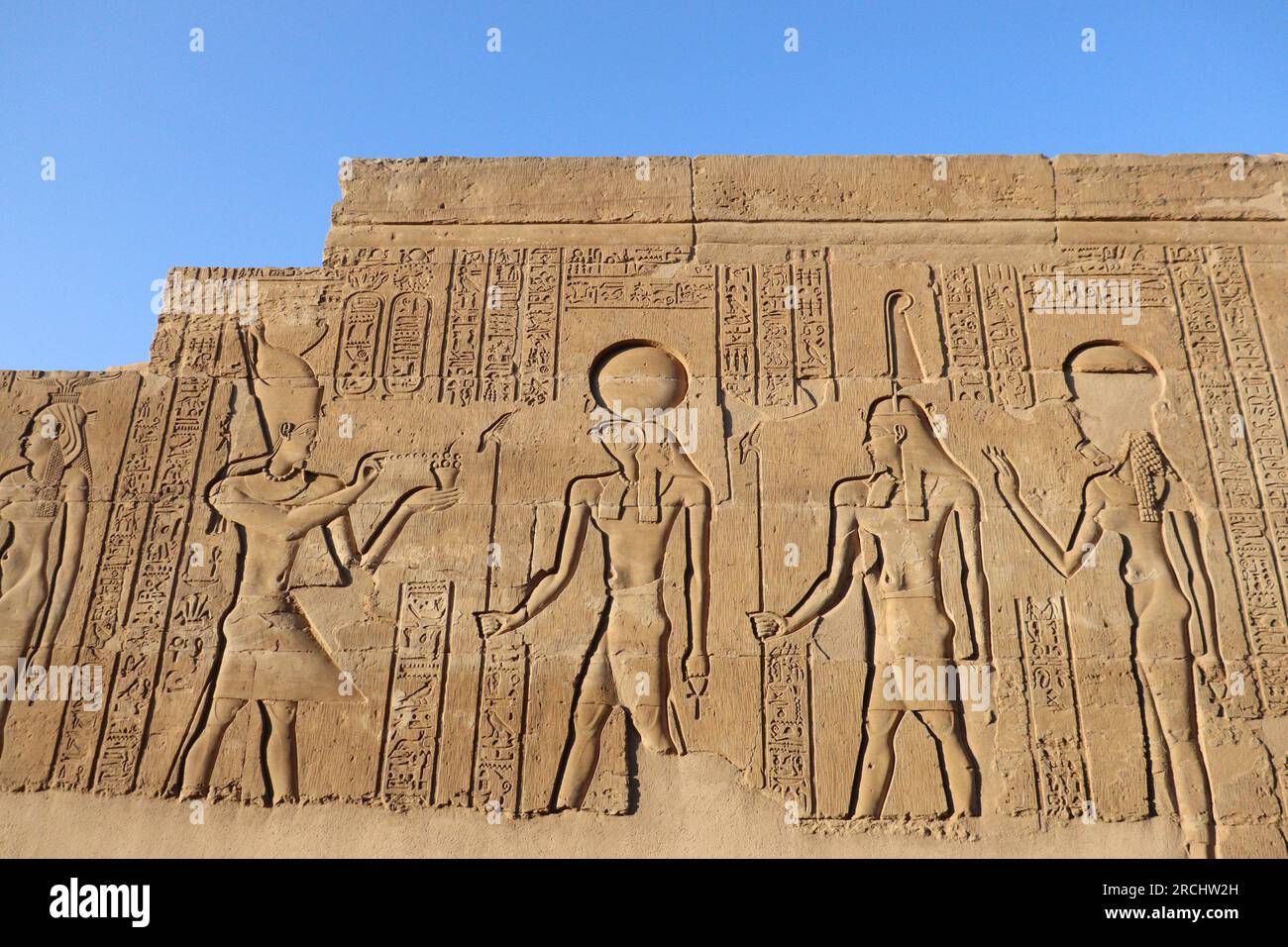 Gli antichi geroglifici egizi si acravano alle mura del tempio di Kom Ombo (Sobek & Horus) ad Assuan, nell'alto Egitto Foto Stock