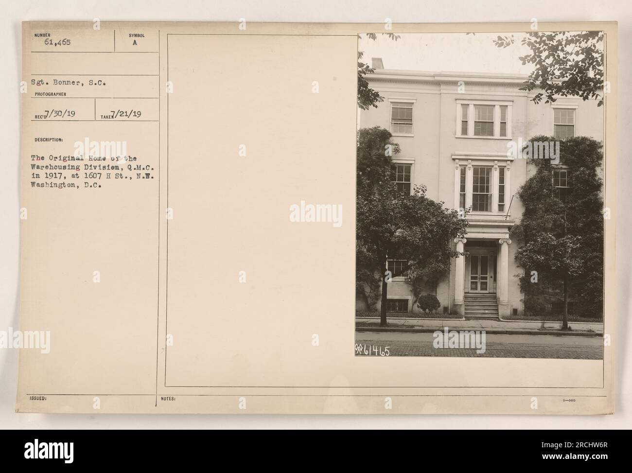 Fotografia della sede originale della Warehousing Division, Q.M.C. nel 1917 al 1607 H St., N.W. Washington, D.C. Questa immagine mostra un edificio con il numero 61.465 e il sergente Bonner della S.C. in evidenza. La foto è stata scattata il 21 luglio 1919 e fa parte di una serie con l'identificatore RECT/30/19. Il simbolo della descrizione è A, e la fotografia è stata emessa con le note 361465 3-. Foto Stock