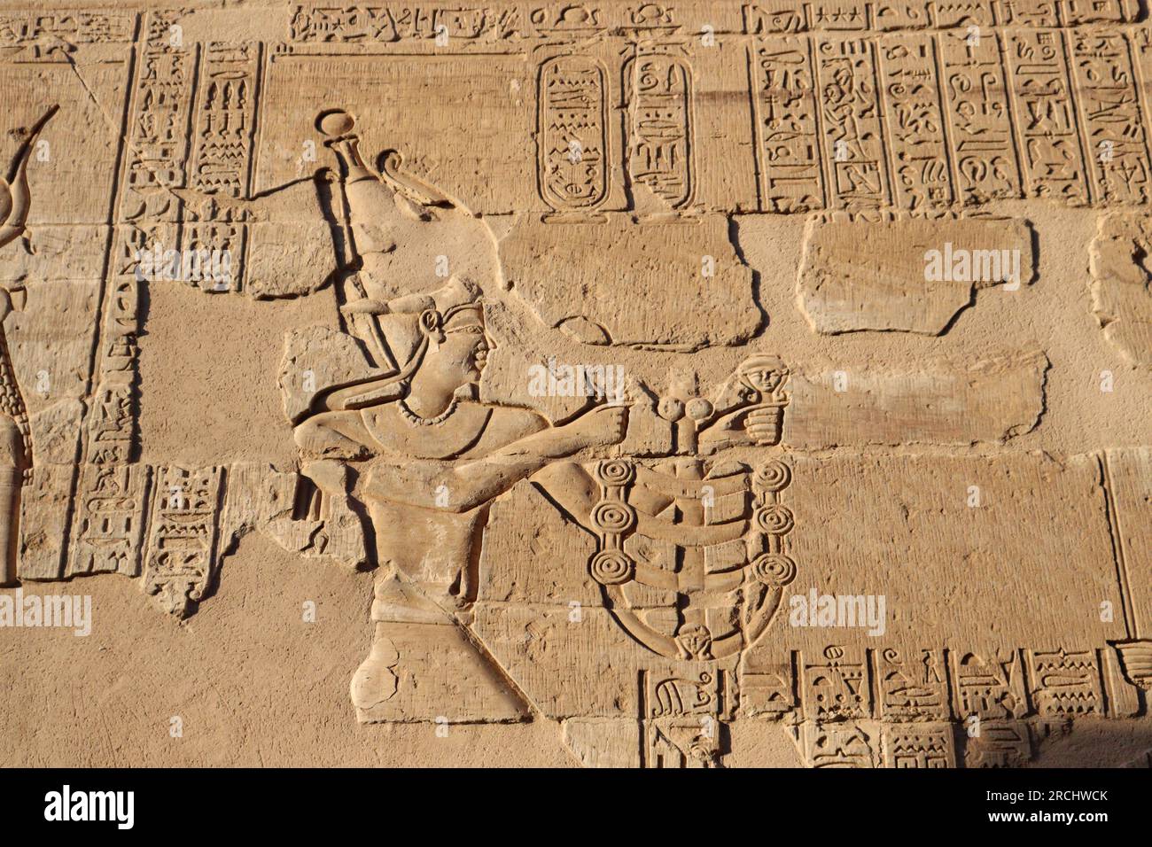 Gli antichi geroglifici egizi si acravano alle mura del tempio di Kom Ombo (Sobek & Horus) ad Assuan, nell'alto Egitto Foto Stock