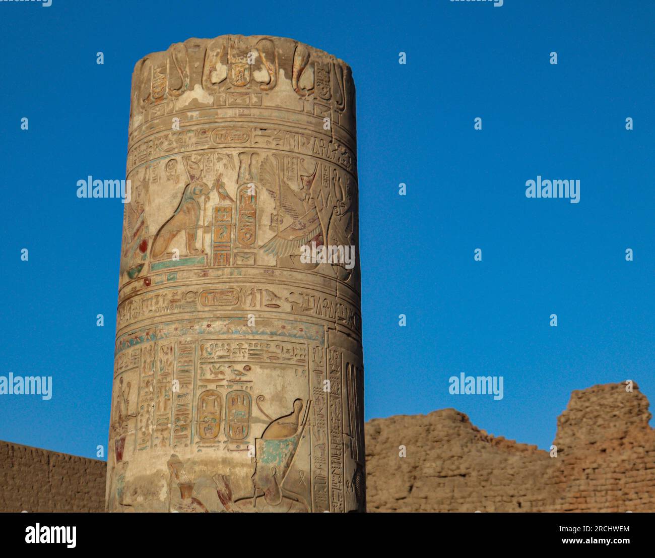 Gli antichi geroglifici egizi si acravano alle mura del tempio di Kom Ombo (Sobek & Horus) ad Assuan, nell'alto Egitto Foto Stock