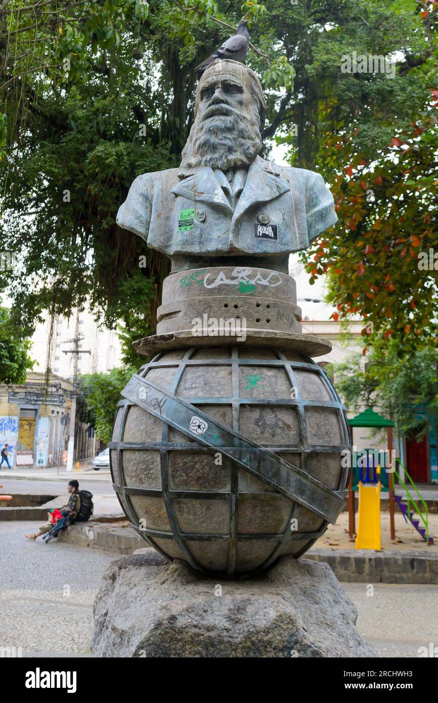 Niteroi, Rio de Janeiro, Brasile - 1° luglio 2023: Busto di Pietro II in Piazza Leoni Ramos Foto Stock