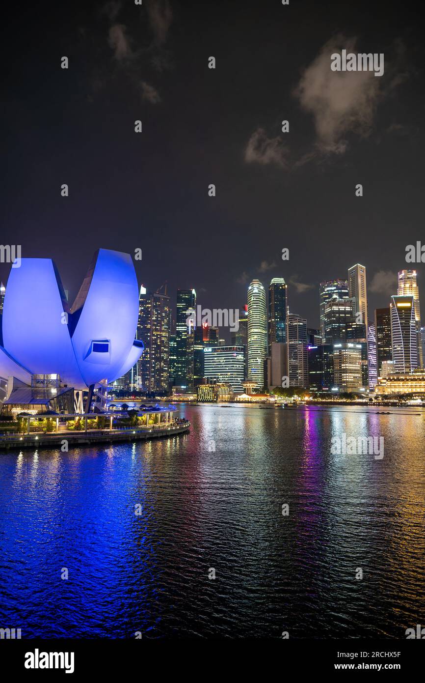 I luoghi di interesse di Singapore di notte Foto Stock