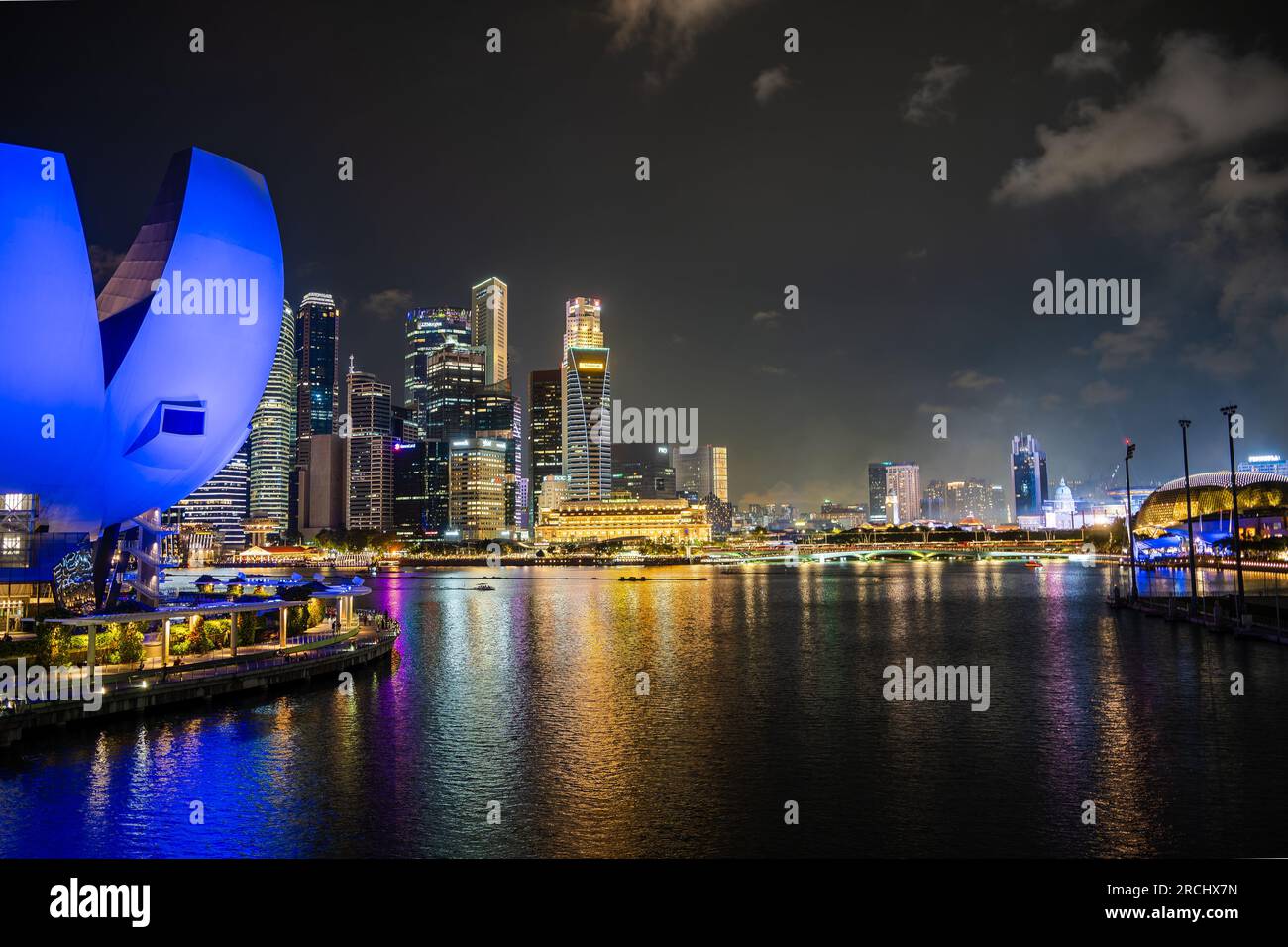 I luoghi di interesse di Singapore di notte Foto Stock