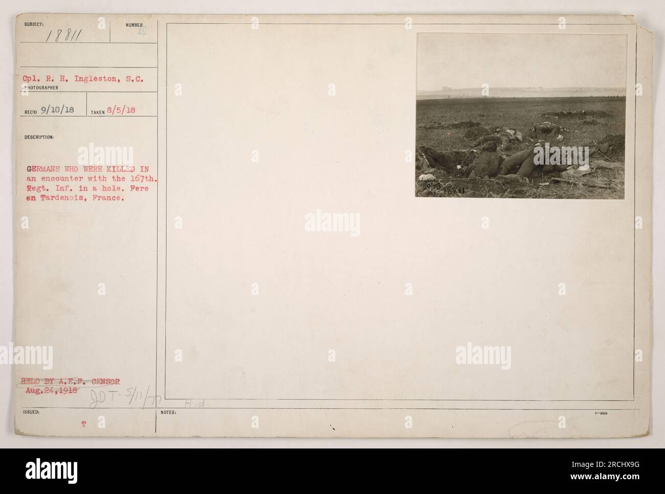 R. H. Ingleston dell'esercito americano scattò una fotografia il 5 agosto 1918 a Fere en Tardenois, in Francia. L'immagine mostra i soldati tedeschi uccisi durante un incontro con il 167th Regiment Infantry, giacenti in un buco. La fotografia è stata successivamente detenuta da A.R.P. Censor e pubblicata il 24 agosto 1918. Foto Stock
