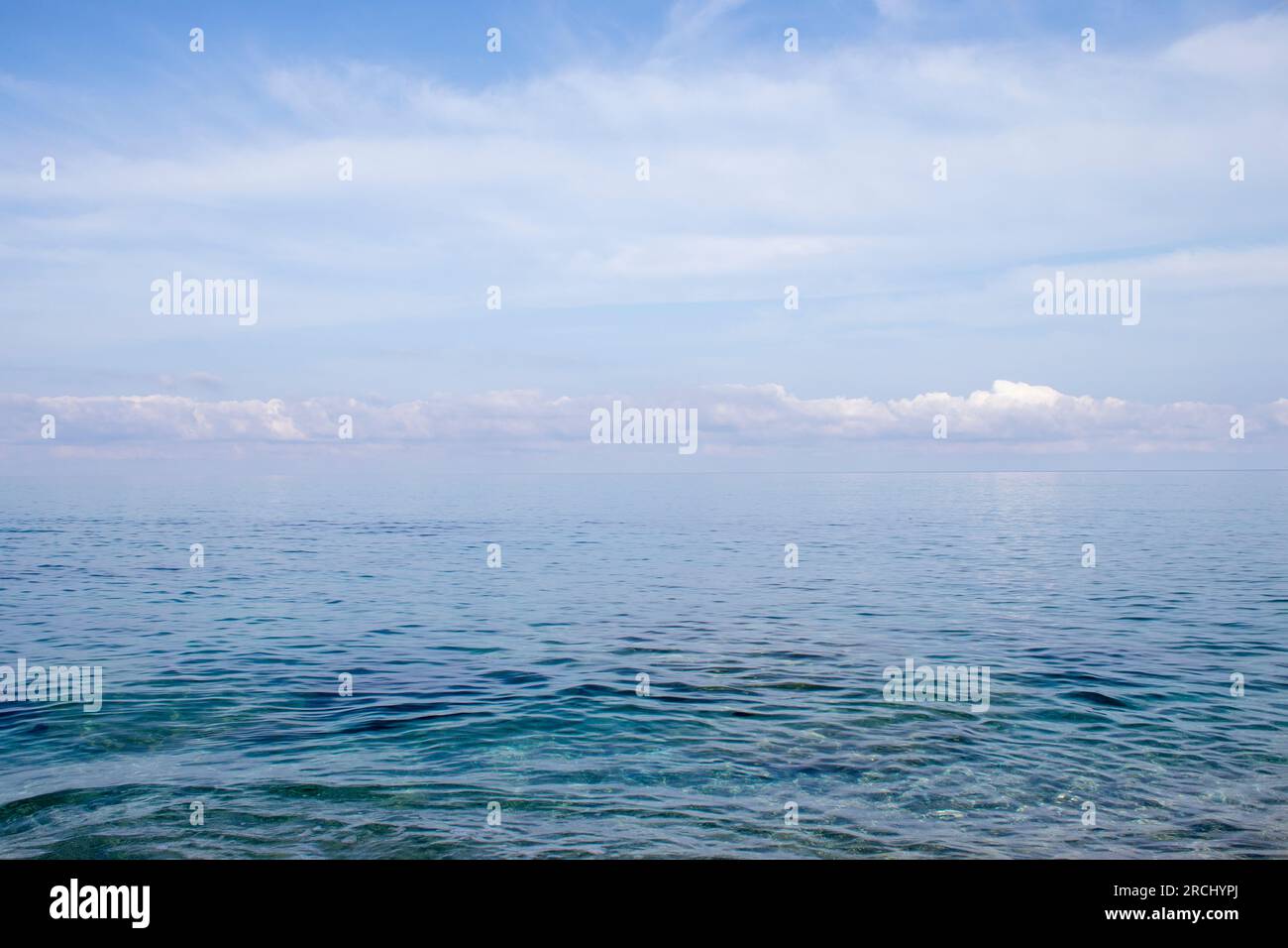 La texture del mare. La vista frontale nel cielo mattutino è blu brillante con nuvole bianche trasparenti. E l'Ocean Deep Indigo in Daylight. Sentirsi calmi, Foto Stock