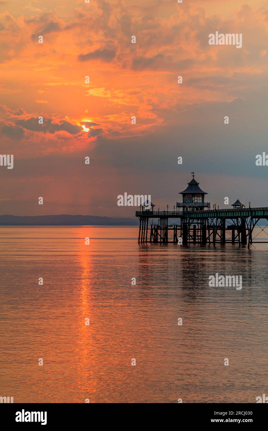 Molo di Clevedon al tramonto con una striscia di luce solare che attraversa il canale Foto Stock