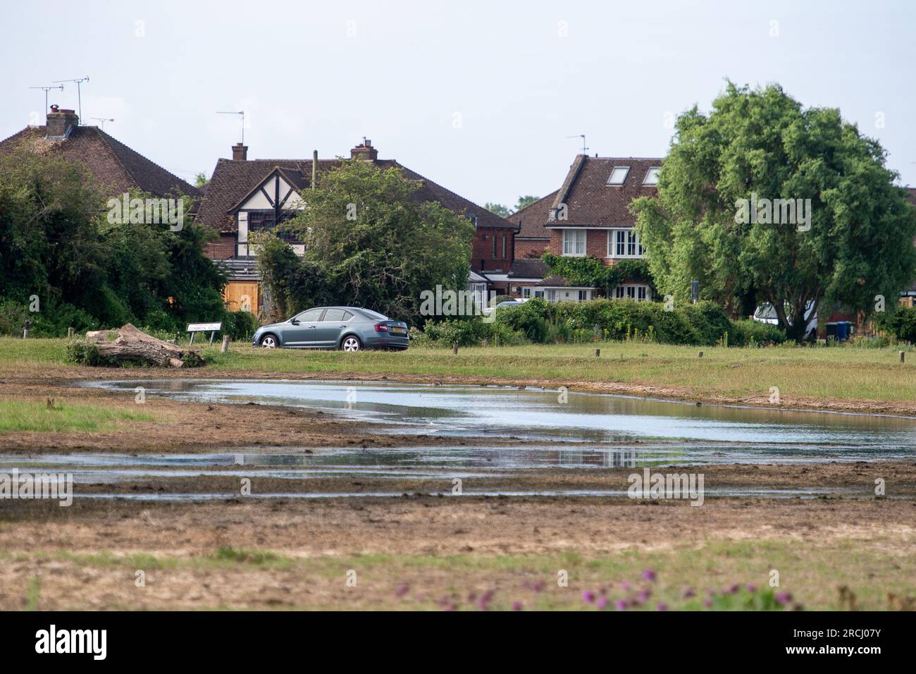 Dorney, Buckinghamshire, Regno Unito. 2 luglio 2023. Le acque alluvionali rimangono a Dorney Common con grande frustrazione degli abitanti del villaggio che vivono a Colenorton Crescent nella vicina Eton Wick. Gli abitanti del villaggio riferiscono che stanno ricevendo un "puzzo di acque reflue”, soprattutto la sera. L'acqua del Tamigi può essere scaricata nel canale Roundmoor accanto al comune; tuttavia, il monitoraggio della durata degli eventi mostra che l'ultima scarica nel canale Roundmoor è avvenuta a gennaio. Una parte dell'acqua alluvionale sta ora cominciando a calare, ma è stata particolarmente negativa nelle ultime settimane nonostante la scarsa pioggia. Credito: Maureen Foto Stock