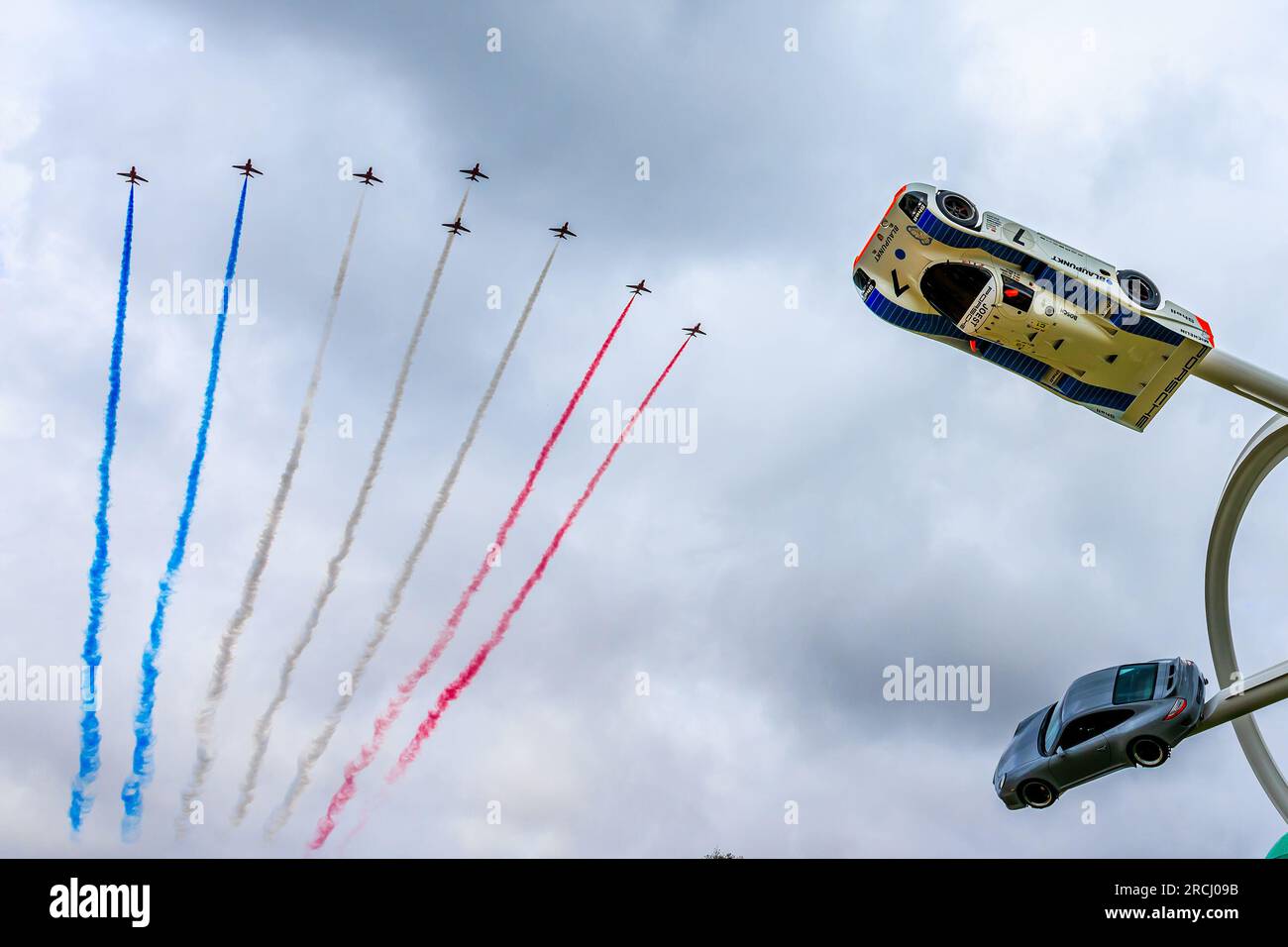 Le frecce rosse si esibirono giovedì il giorno di apertura del Goodwood Festival of Speed. A causa del maltempo le frecce rosse non sono state in grado di esibirsi ieri e l'intero Festival of Speed è stato cancellato oggi per la prima volta nei suoi 30 anni di storia a causa delle forti previsioni dei venti. La scultura nella fotografia celebra il 75° anniversario della creazione della primissima vettura sportiva Porsche – la 356 – ma anche il 60° compleanno di forse la più celebrata vettura ad alte prestazioni della storia: La Porsche 911. Foto Stock