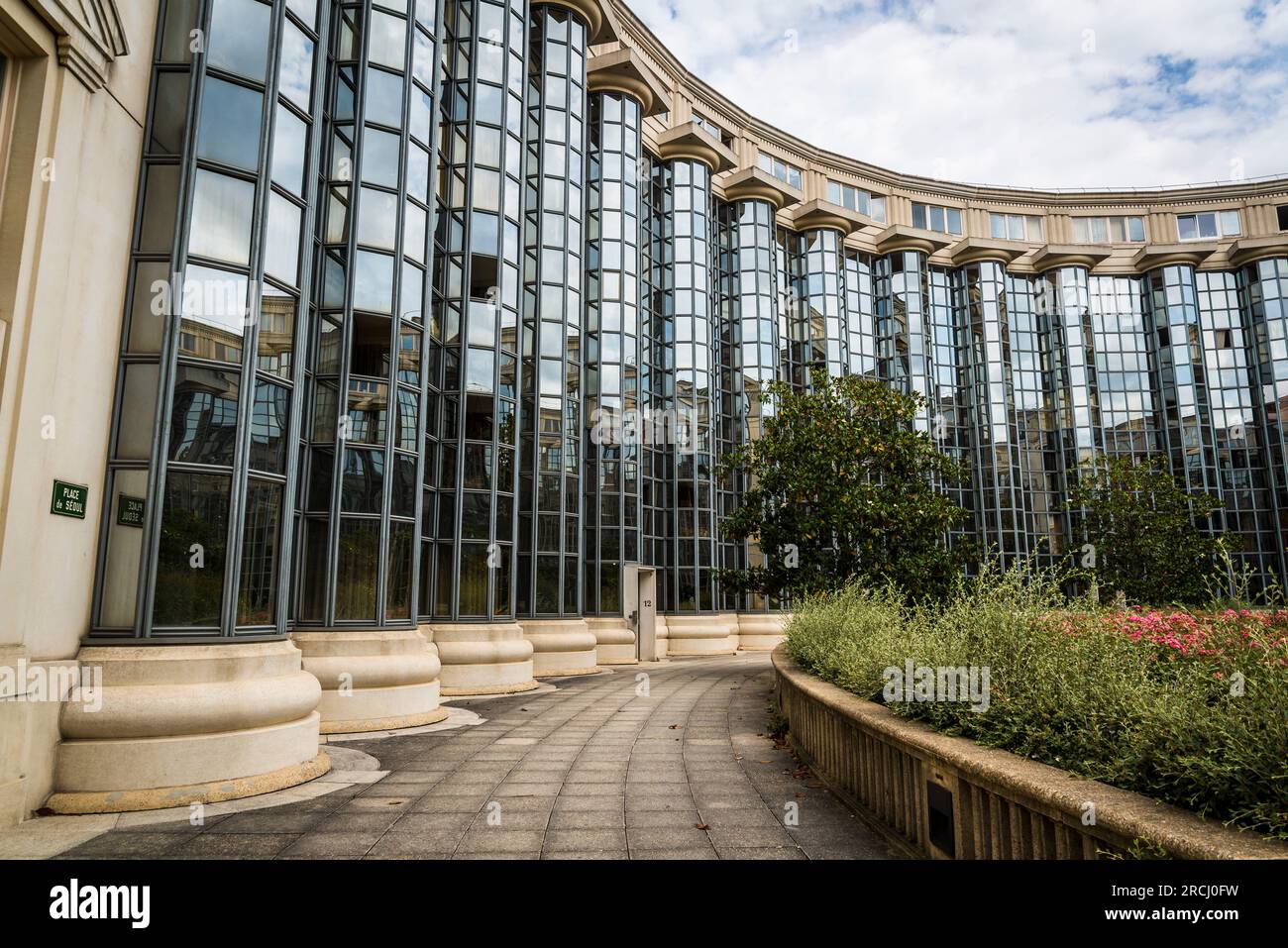 Piazza Seoul e il 'Giardino delle colonne', dell'architetto Ricardo Bofill in stile neoclassico, postmodernista, XIV arrondissement, Parigi, Francia Foto Stock