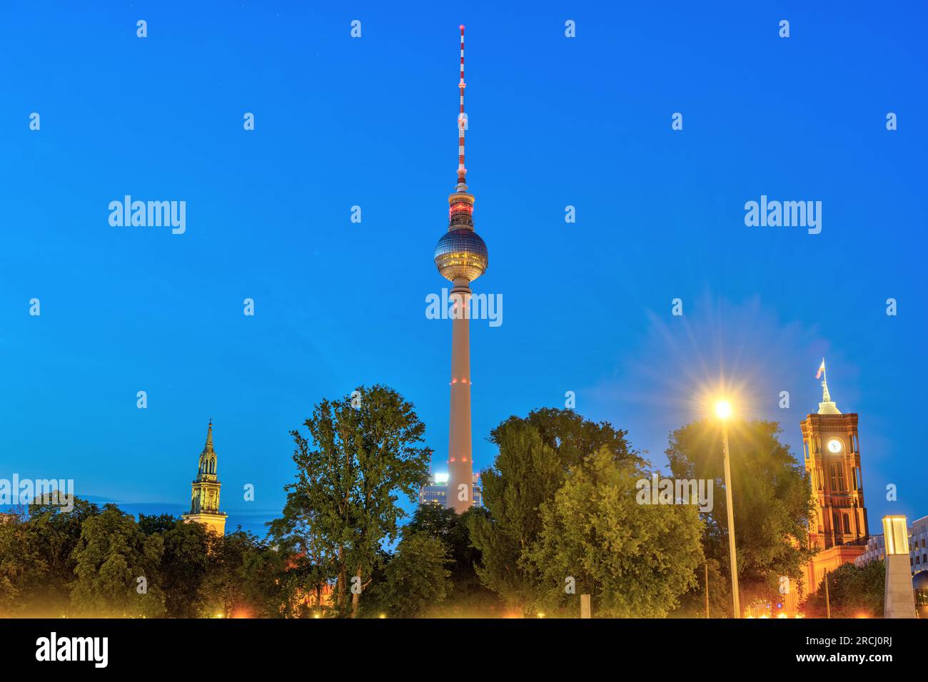 La famosa torre della televisione con le torri della Marienkirche e il municipio di Berlino di notte Foto Stock