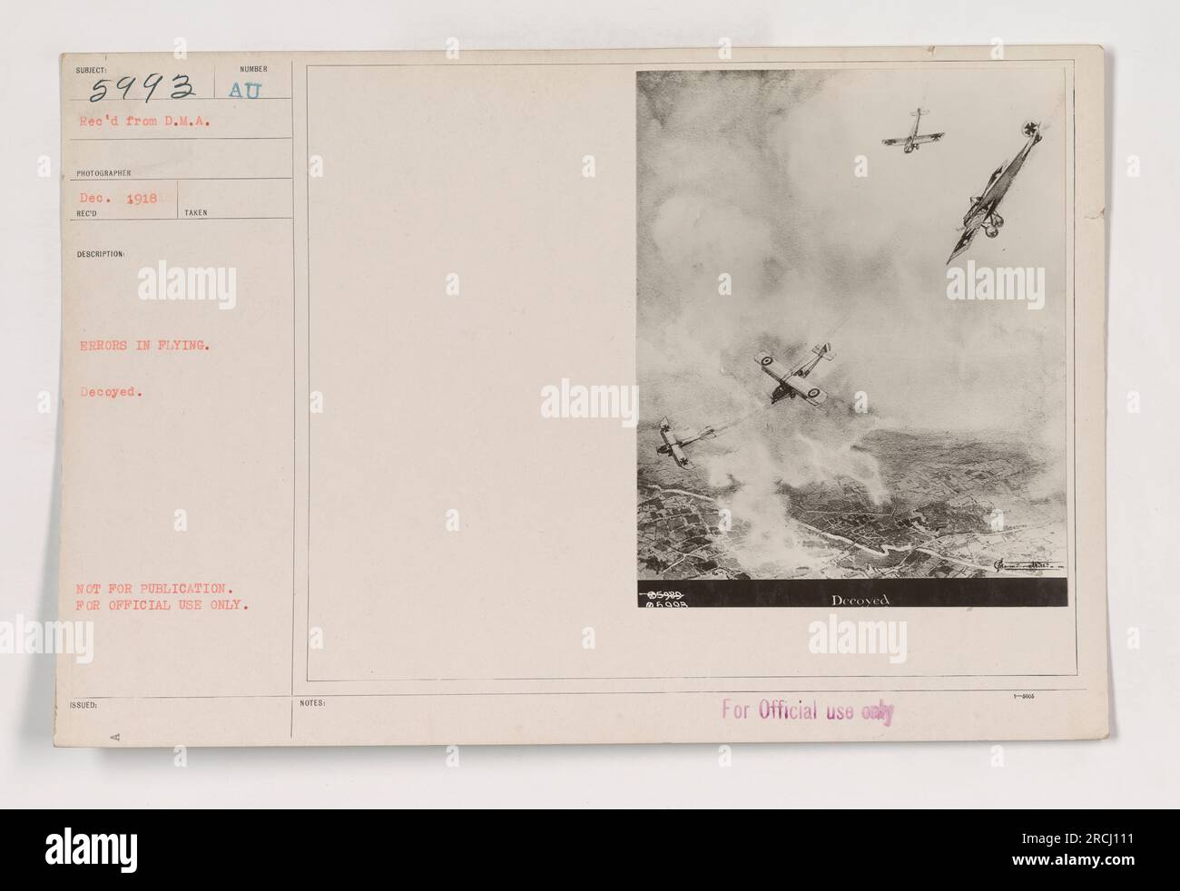 Uno schizzo intitolato "Decoyed" che raffigura aerei impegnati in combattimento durante la prima guerra mondiale. Lo sketch è stato ricevuto dal fotografo D.M.A. nel dicembre 1918. Ritrae uno scenario sugli errori nel volo e serve come rappresentazione delle tattiche di depurazione impiegate dai militari. Lo schizzo reca il numero pubblicato UA e non è destinato alla pubblicazione pubblica, destinato esclusivamente all'uso ufficiale. Le note aggiuntive fanno riferimento al numero 8595 e ribadiscono lo status di uso esclusivo ufficiale. Foto Stock