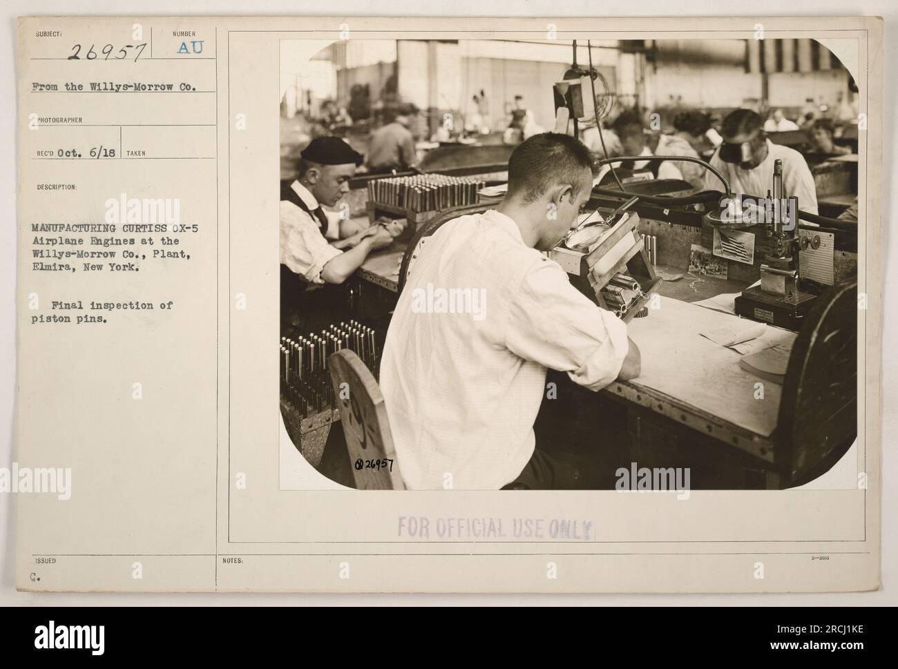 Immagine: Un gruppo di lavoratori che effettua un'ispezione finale degli spinotti dei motori degli AEREI CURTISS OX-5 presso lo stabilimento Willys-Morrow Co. Di Elmira, New York, durante la prima guerra mondiale Foto Stock