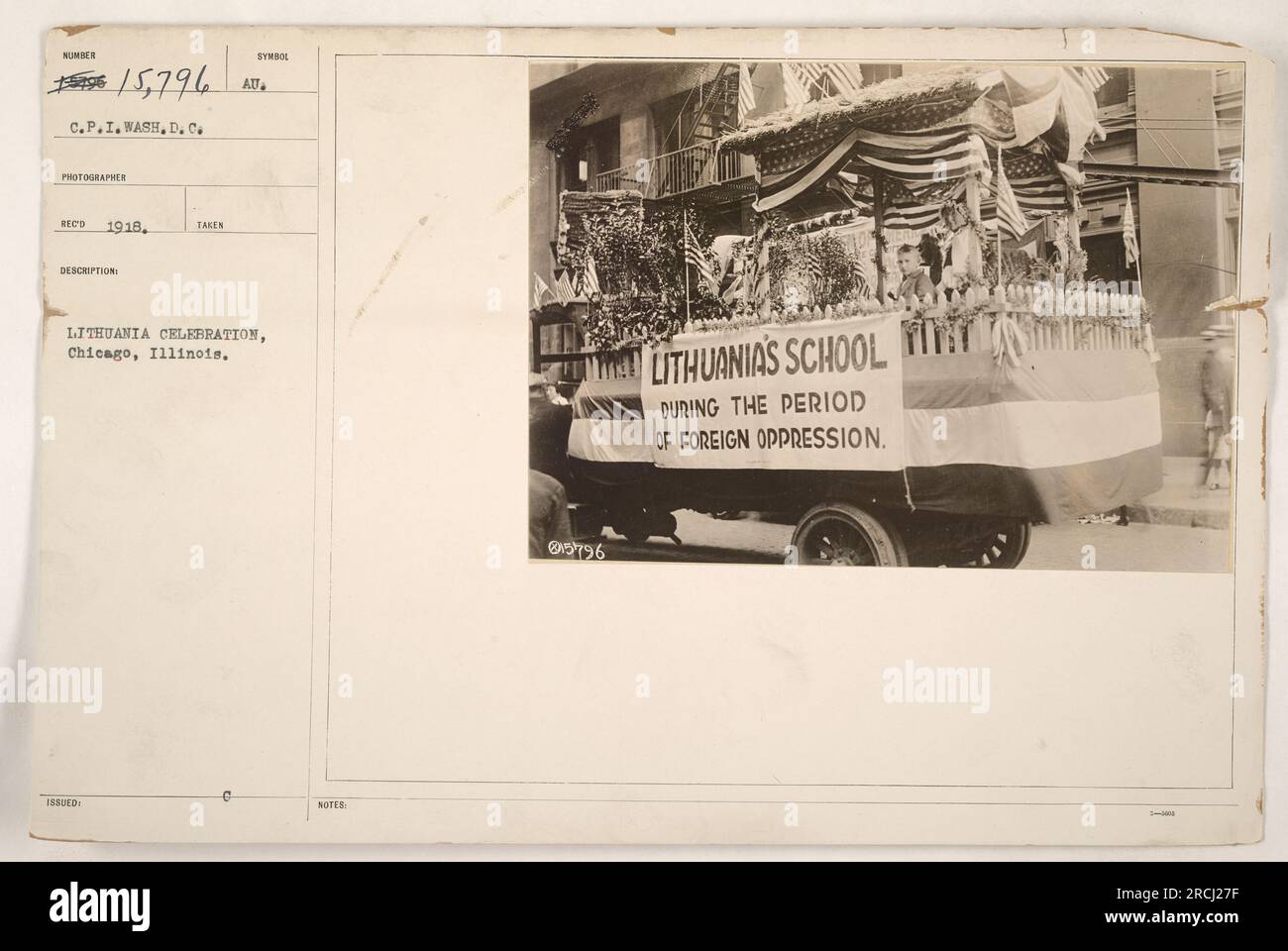 Gruppo di immigrati lituani a Chicago che celebrano la riapertura della scuola lituana durante il periodo di oppressione straniera. La fotografia è stata scattata nel 1918 da un fotografo CPI con sede a Washington, D.C. Foto Stock