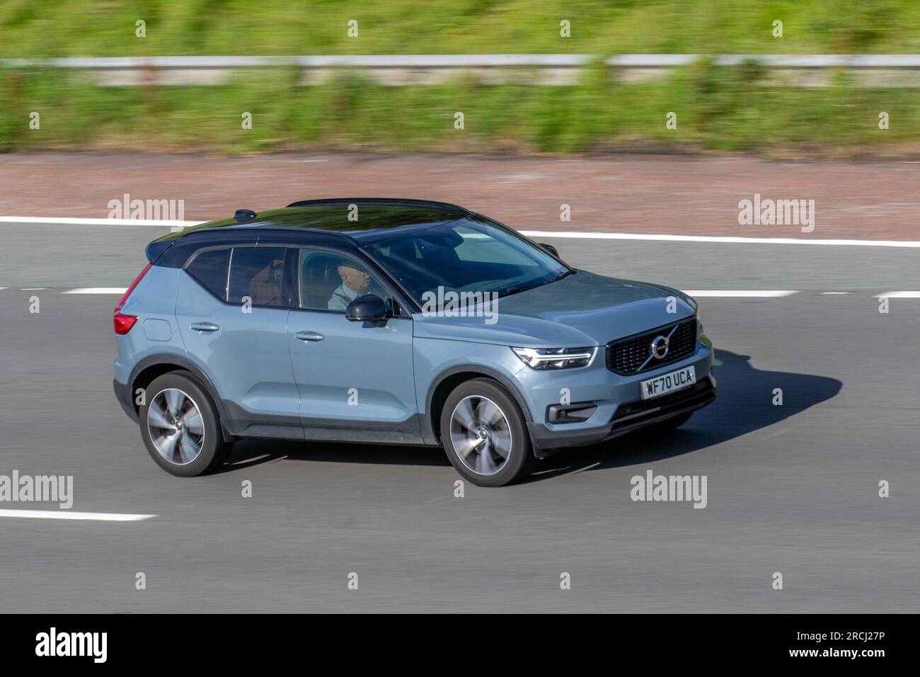 2020 Volvo XC40 R-Design T5 ricarica Auto ricarica T5 262 Twin Engine 10,7 kWh PHEV avviamento/arresto automatico SUV auto grigio ibrido elettrico 1477 cc; viaggia a velocità sostenuta sull'autostrada M6 a Greater Manchester, Regno Unito Foto Stock