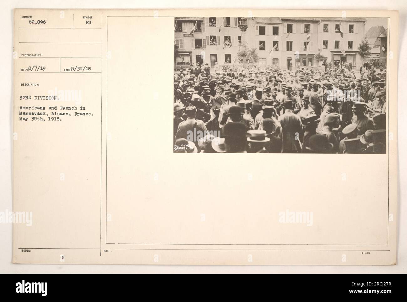 Truppe americane e francesi della 32a Divisione a Massavaux, Alsazia, Francia il 30 maggio 1918. Foto Stock