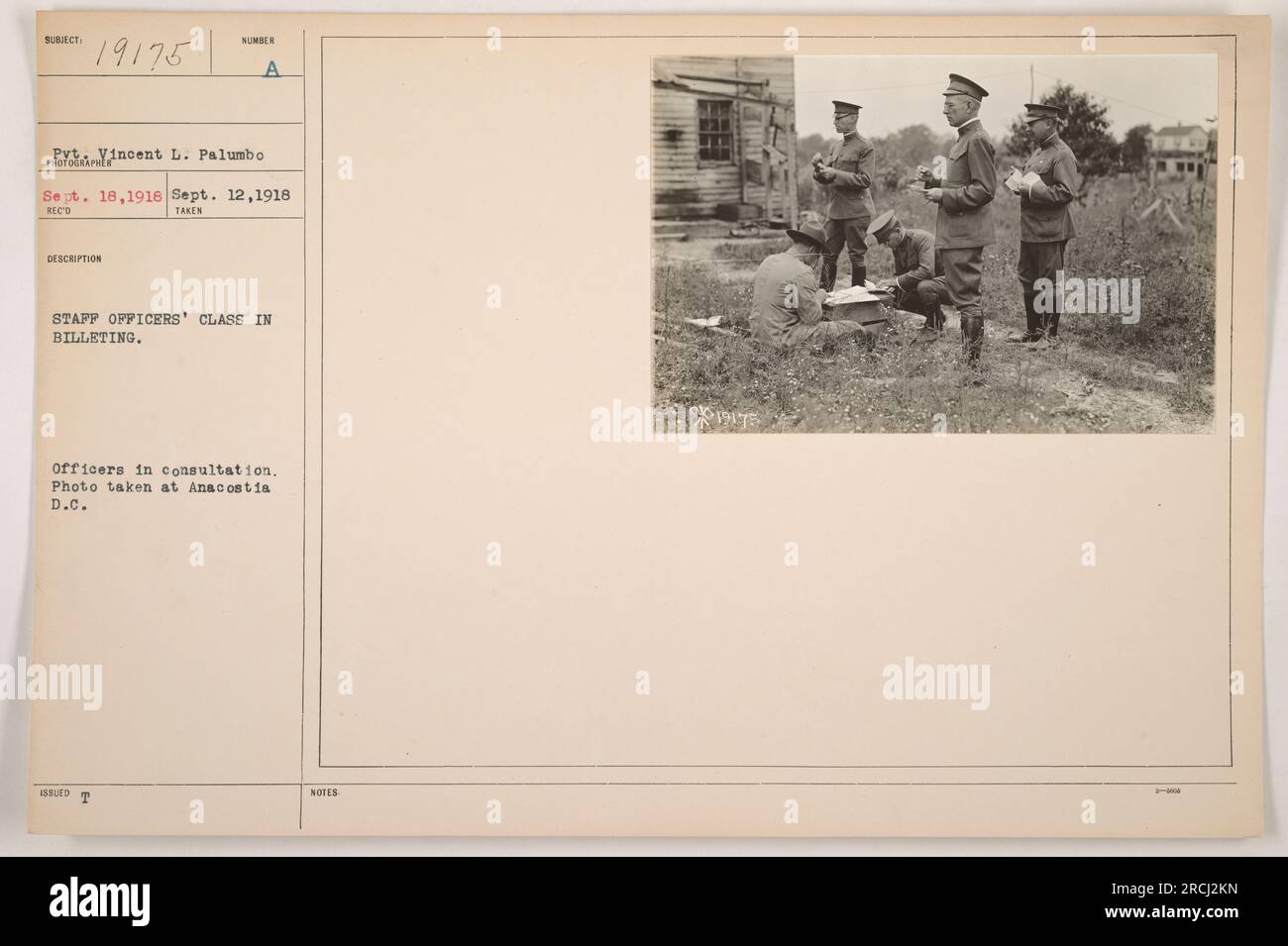 Gruppo di funzionari del personale in consultazione durante una classe sul cartellonistica. Foto scattata ad Anacostia, D.C. il 12 settembre 1918. Questa immagine cattura le attività di addestramento del personale militare americano durante la prima guerra mondiale. Foto Stock