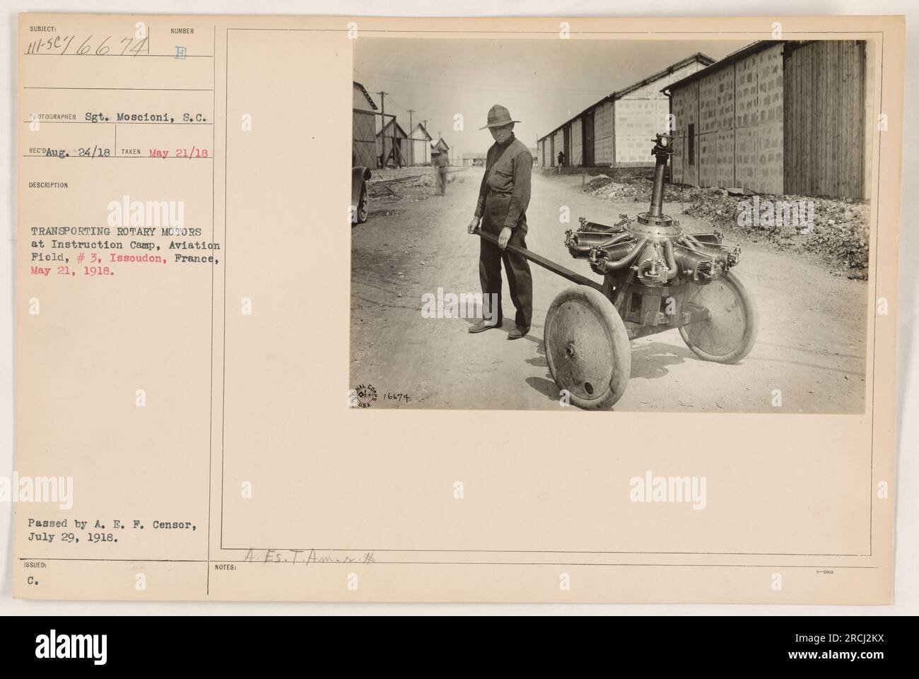 Soldati che trasportano motori rotanti al campo di istruzione, Aviation Field, n. 3, Issoudon, Francia. Questa fotografia, scattata da Sgt. Moscioni, S.C. il 21 maggio 1918, mostra le attività durante la prima guerra mondiale. L'immagine è stata approvata da A. E. F. Censor il 29 luglio 1918 e ha il numero di riferimento 111-SC-16674. Foto Stock