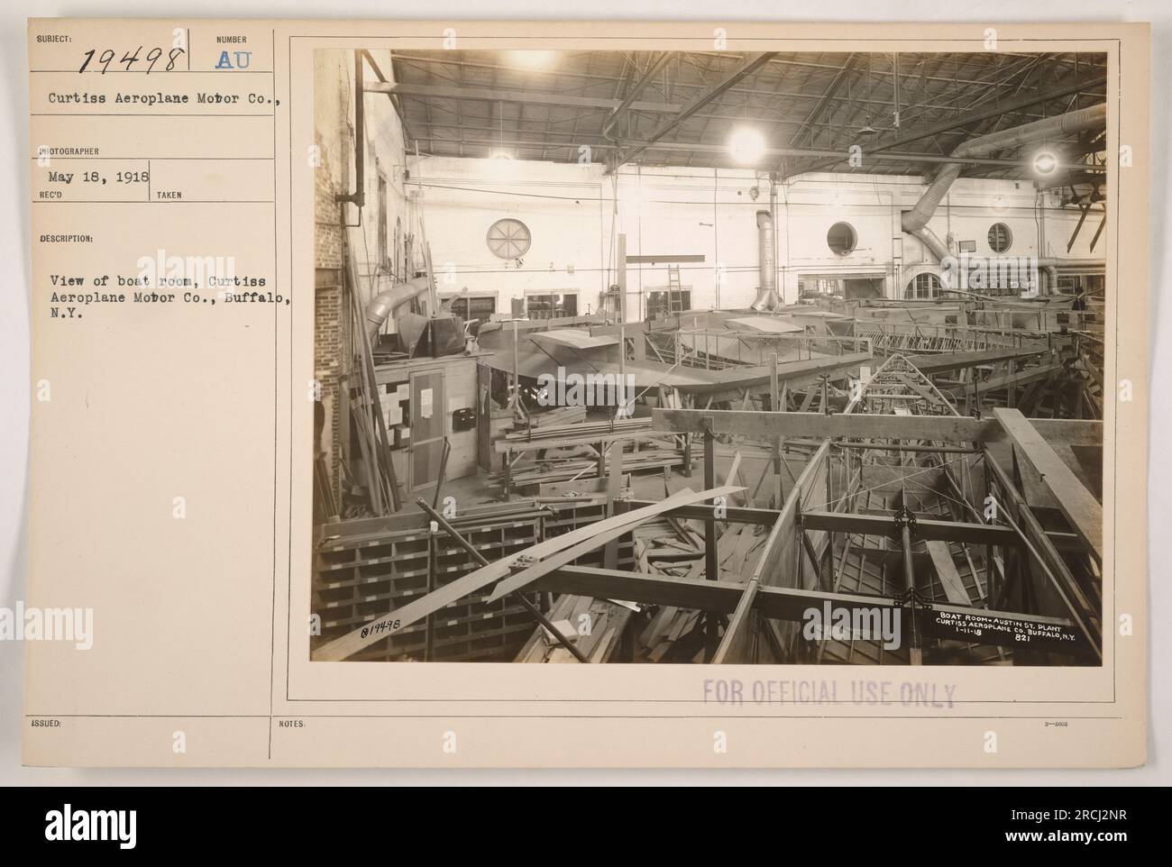Immagine che mostra una sala barche al Curtiss Aeroplane Motor Co. Di Buffalo, NY nel 1918. La sala è piena di barche utilizzate per attività militari. Questa immagine è stata scattata solo per uso ufficiale. Foto Stock