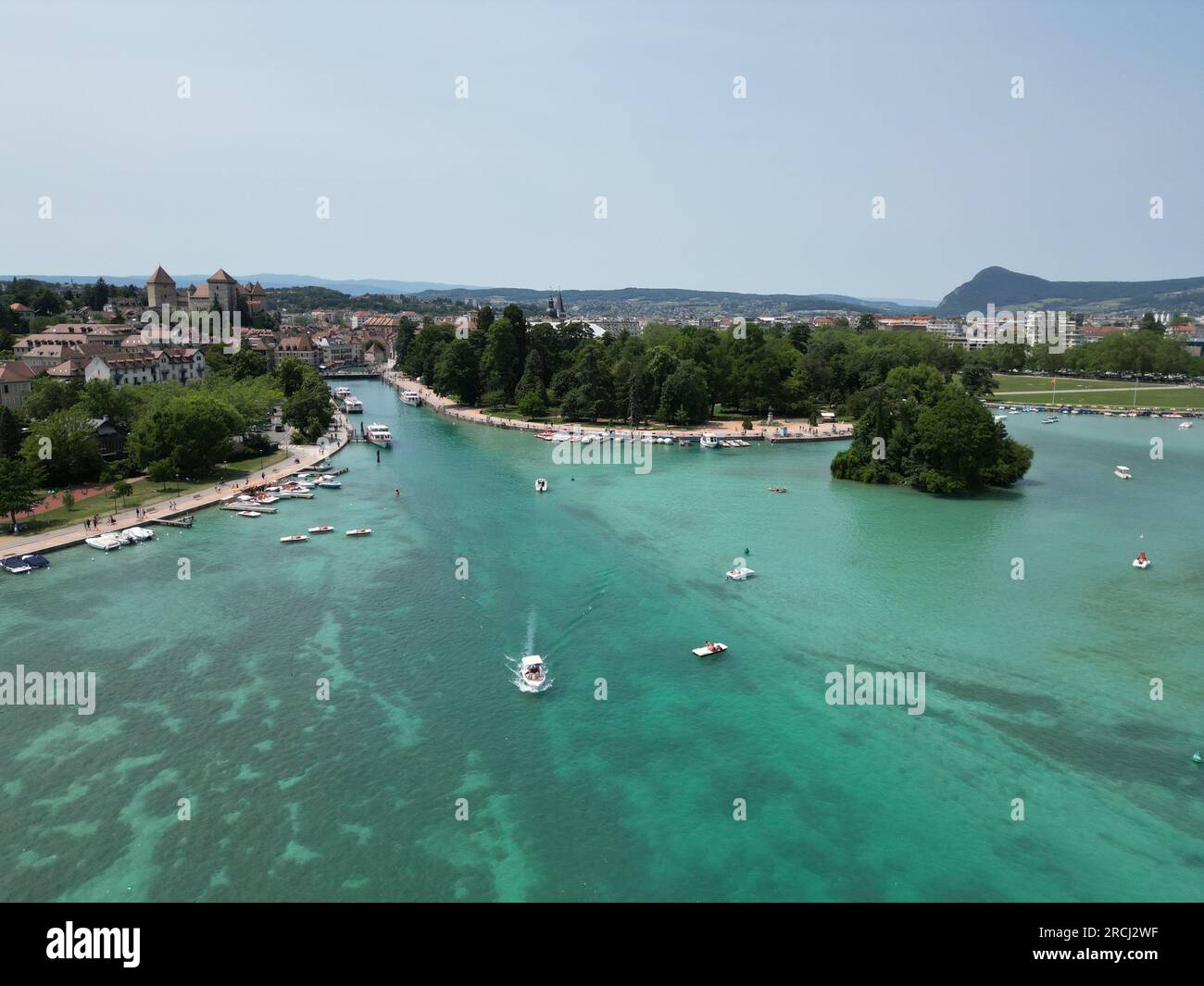 Barche sul porto di Annecy France e drone sul lungomare, aereo Foto Stock