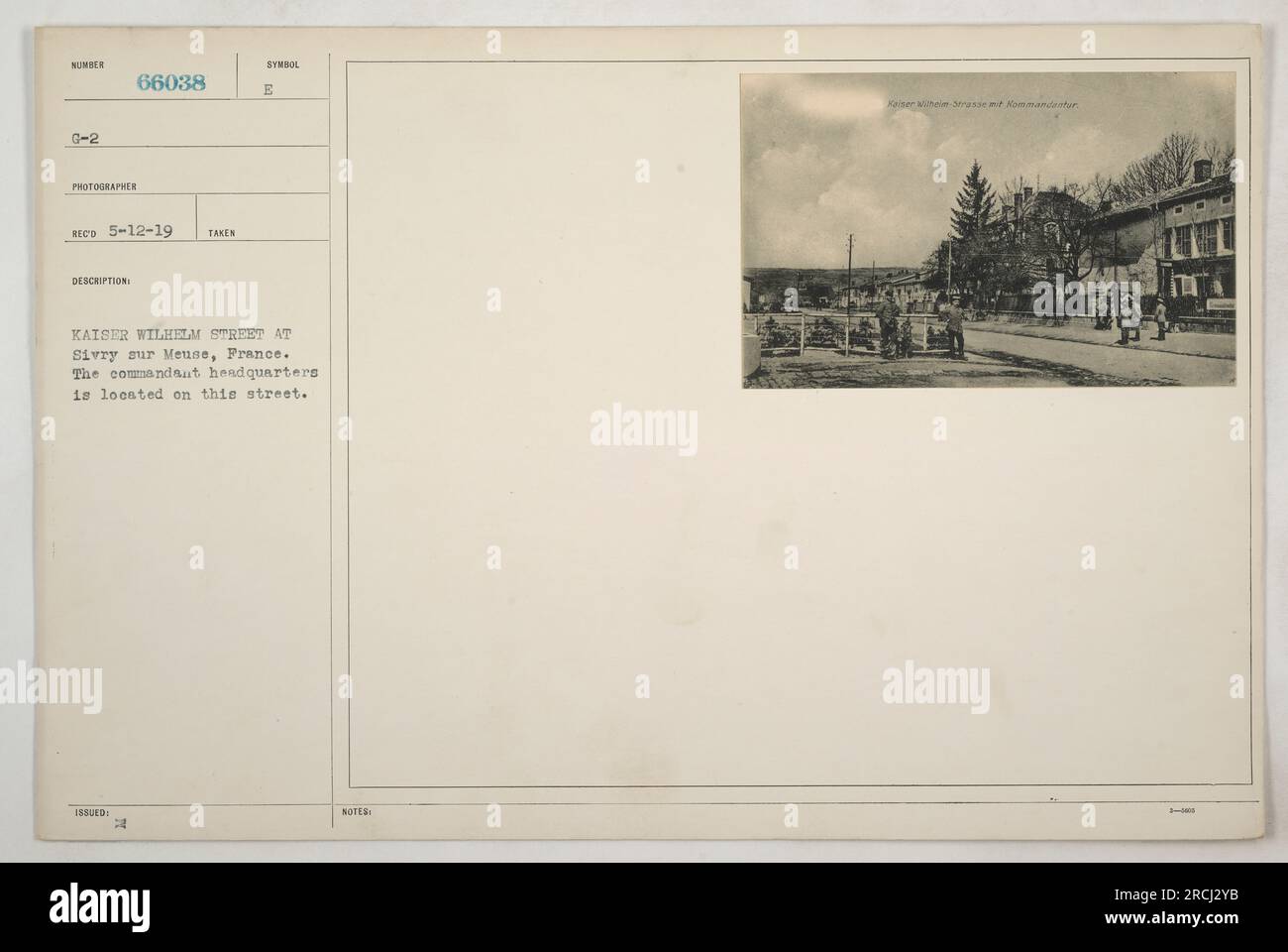 Fotografia di una strada a Sivry sur Meuse, Francia, chiamata Kaiser Wilhelm Street. Mostra il quartier generale del comandante situato in questa strada. L'immagine è stata scattata dal fotografo SUNTE G-2, data: 5-12-19, ed è identificata dal numero di tracciamento 66038. Foto Stock