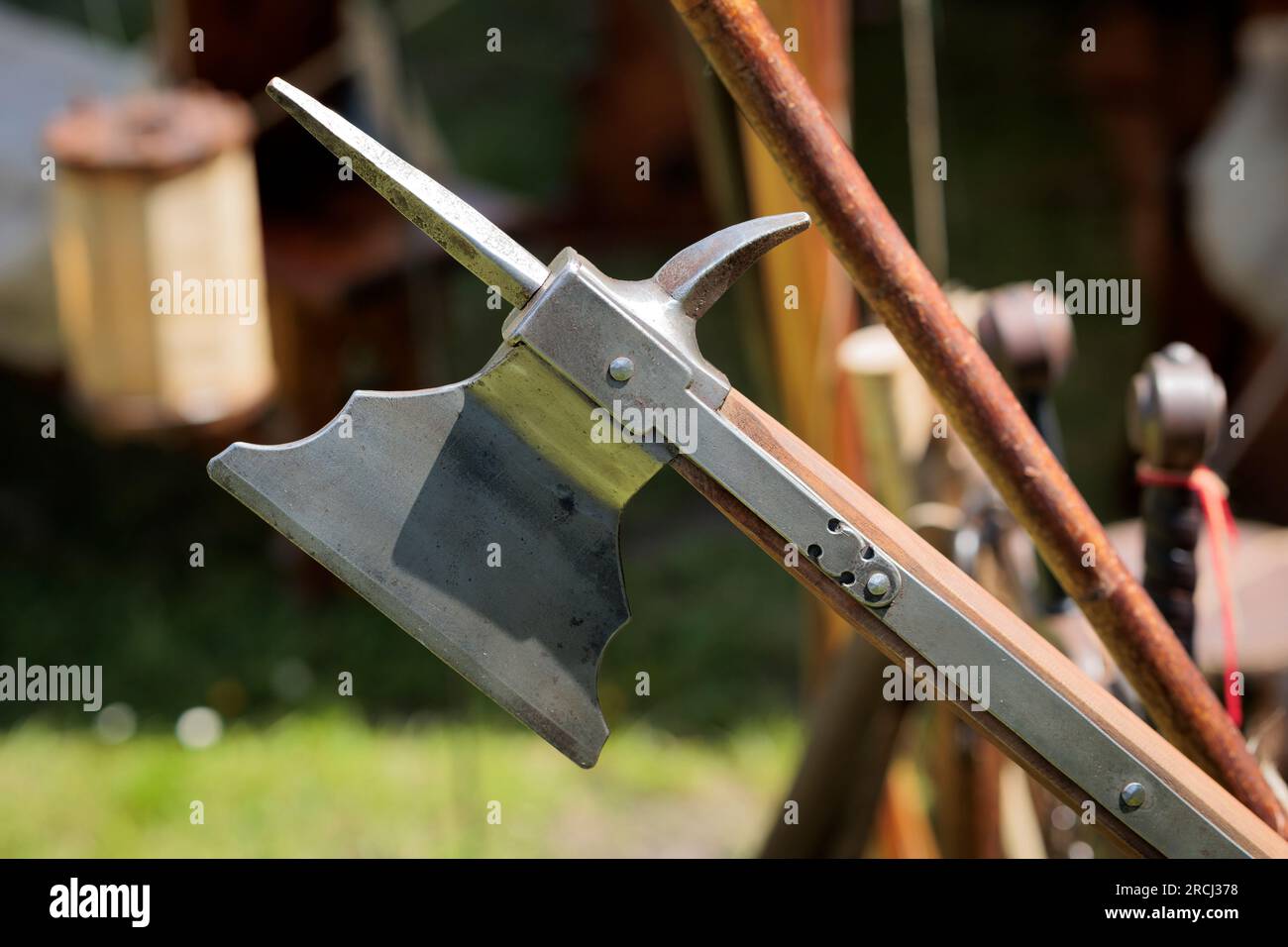 Battle Axe Freeman di Gwent Reenactment Group al St Davids Bishops Palace Pembrokeshire Foto Stock