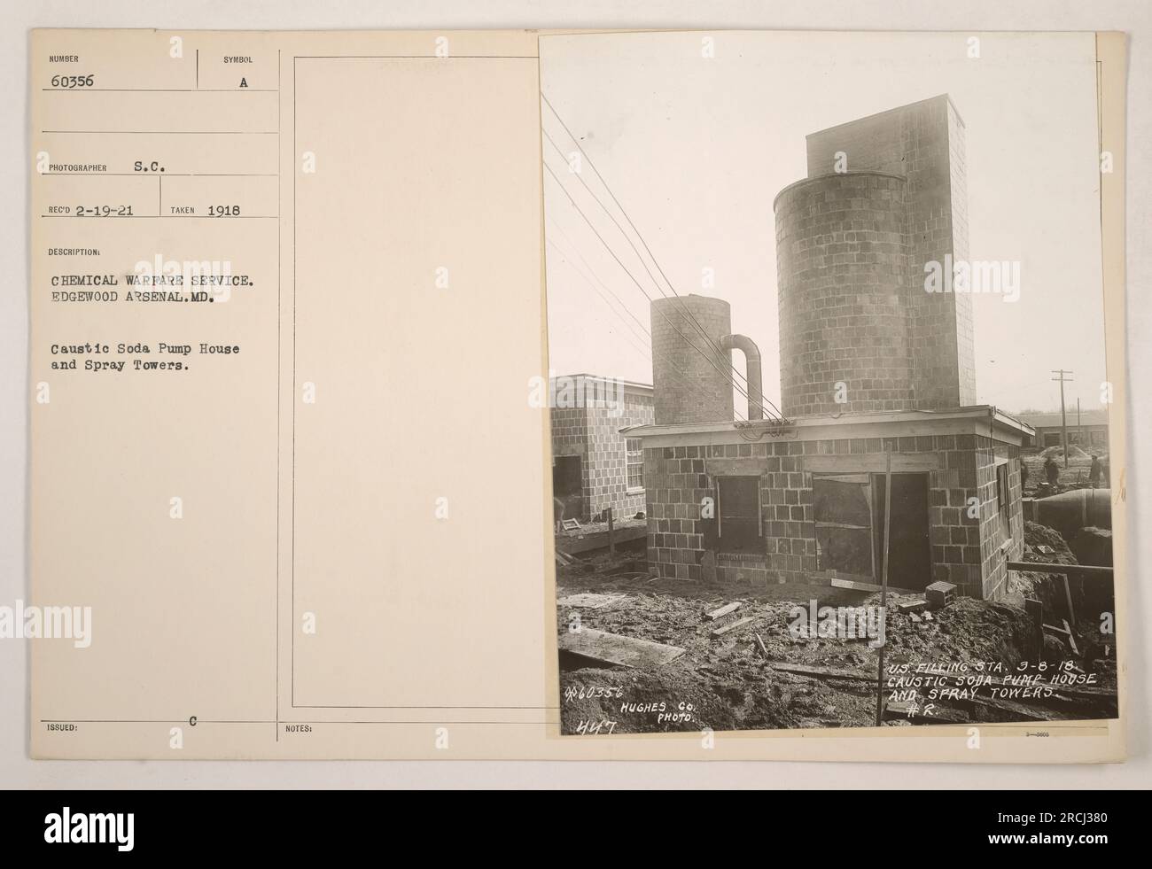 Una casa di pompe di soda caustica e torri di spruzzo situate all'Edgewood Arsenal nel Maryland durante la prima guerra mondiale Questa immagine è stata scattata nel 1918 dal fotografo S.C. Rec. L'impianto è stato utilizzato dal Chemical Warfare Service per le attività di guerra chimica. La foto è numerata 60356 e reca il simbolo 18350. Questa particolare immagine è stata scattata dalla Hughes Co. Foto dell'8 marzo 1918. Foto Stock