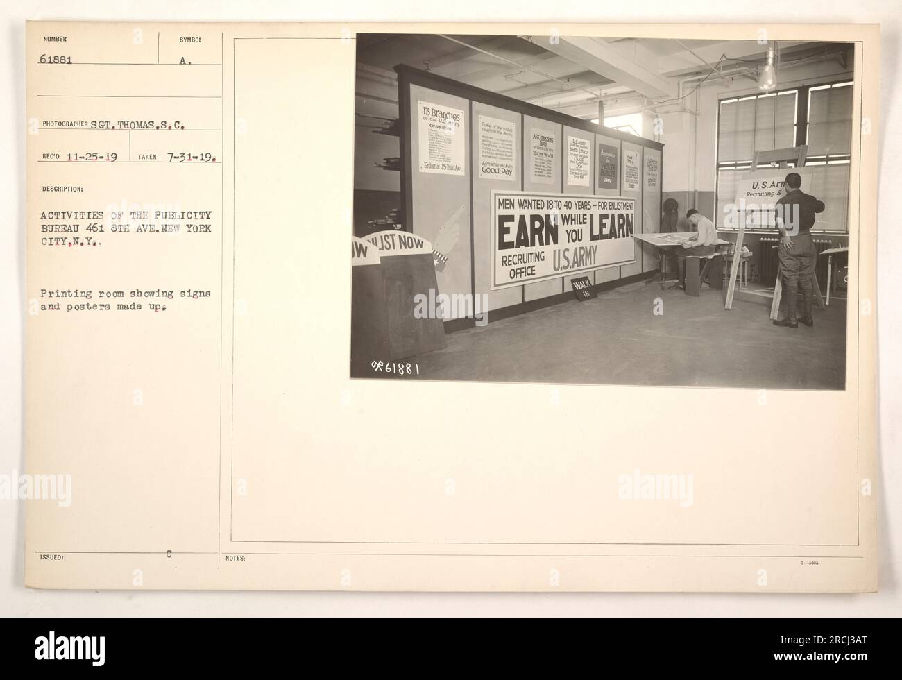 Una fotografia della sala stampa dell'Ufficio pubblicitario di New York durante la prima guerra mondiale. La sala mostra i cartelli e i poster in corso di realizzazione. Questa immagine è stata scattata il 31 luglio 1919 e gli è stato assegnato il numero 61881 dal fotografo, Thomas S.C. Durante questo periodo, il Publicity Bureau fu coinvolto in varie attività per reclutare uomini di età compresa tra i 18 e i 40 anni nell'esercito degli Stati Uniti. Foto Stock