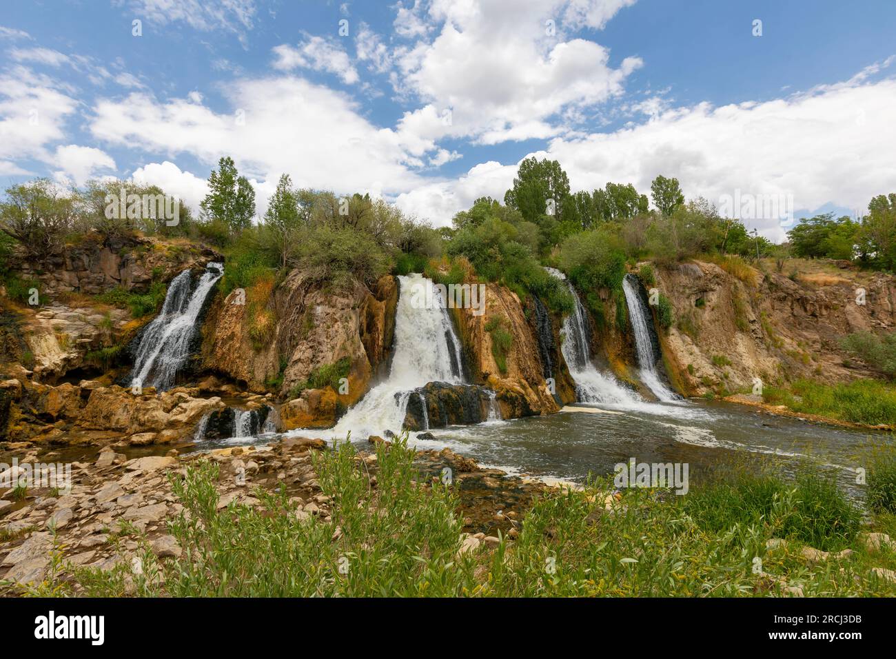 La cascata di Muradiye, che si trova sull'autostrada Van - Dogubeyazit, una meraviglia naturale spesso visitata dai turisti a Van, in Turchia Foto Stock