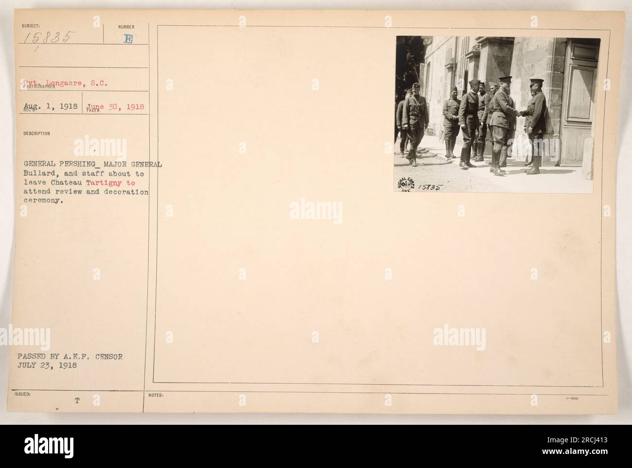 Il generale Pershing, il maggiore generale Bullard, e il loro staff sono qui che si preparano a lasciare Chateau Tartigny per partecipare a una cerimonia di revisione e decorazione durante la prima guerra mondiale. L'immagine è datata 1 agosto 1918. Questa fotografia è stata approvata dalla A.E.P. censor il 23 luglio 1918. Foto Stock