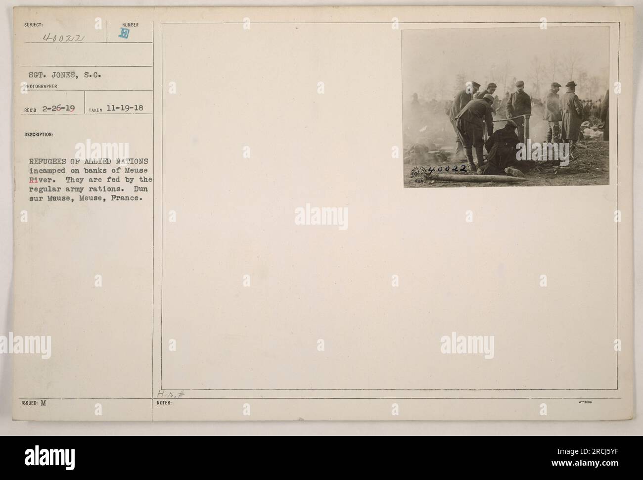 I rifugiati delle nazioni alleate si accamparono sulle rive del fiume Mosa a Dun-sur-Meuse, in Francia. Le razioni regolari dell'esercito sono fornite loro dal Sgt. Jones, il fotografo, che ha ricevuto il numero 40022 il 19 novembre 1918. Foto Stock