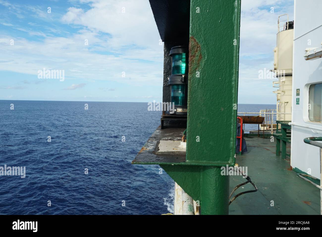 Le luci di navigazione laterali verdi a tribordo della nave sono situate accanto alla sovrastruttura. Foto Stock