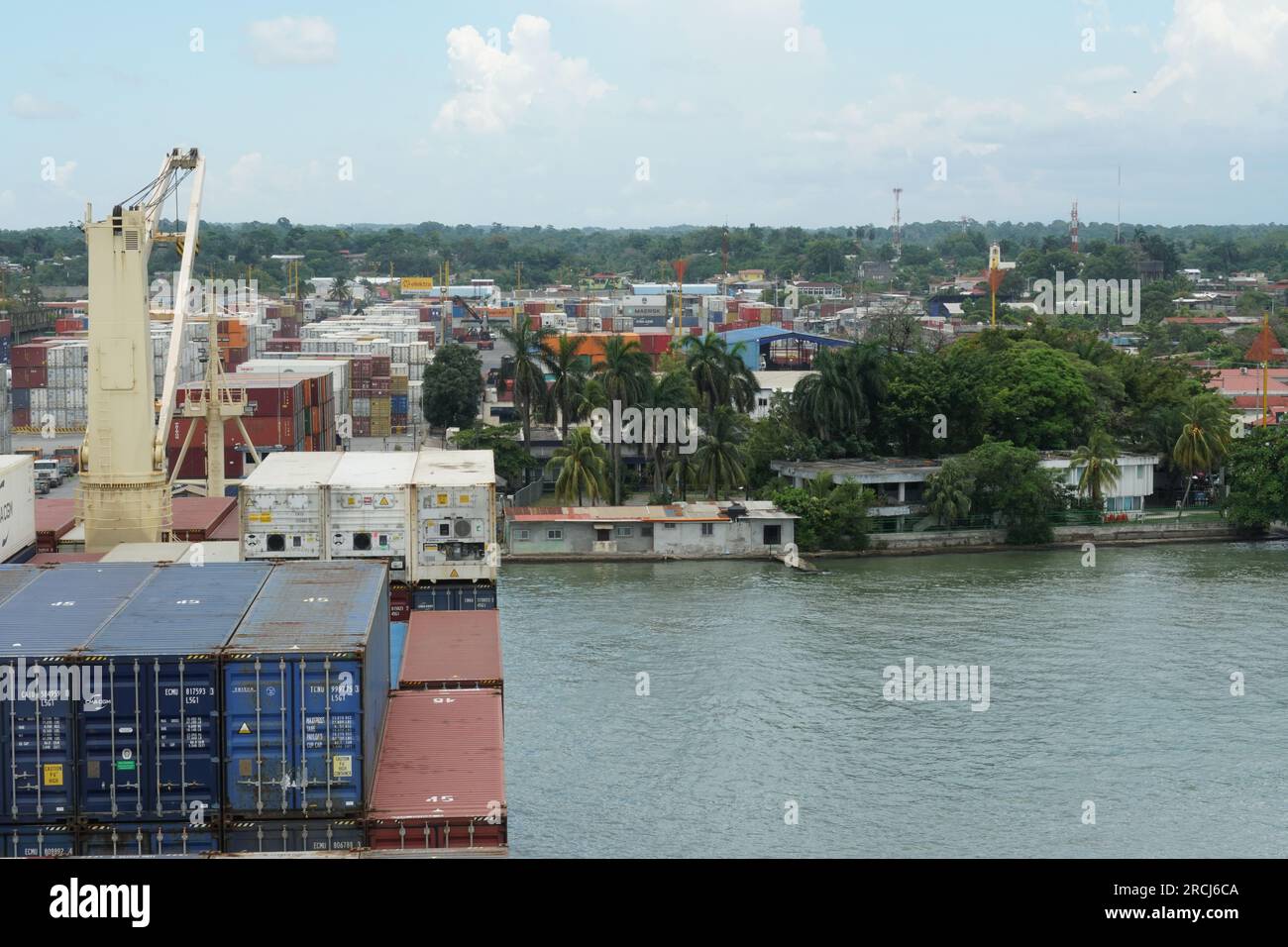 Nave portacontainer mercantile con gru ormeggiate in Guatemala terminal è carico e scarico da gru mobili - Foto Stock