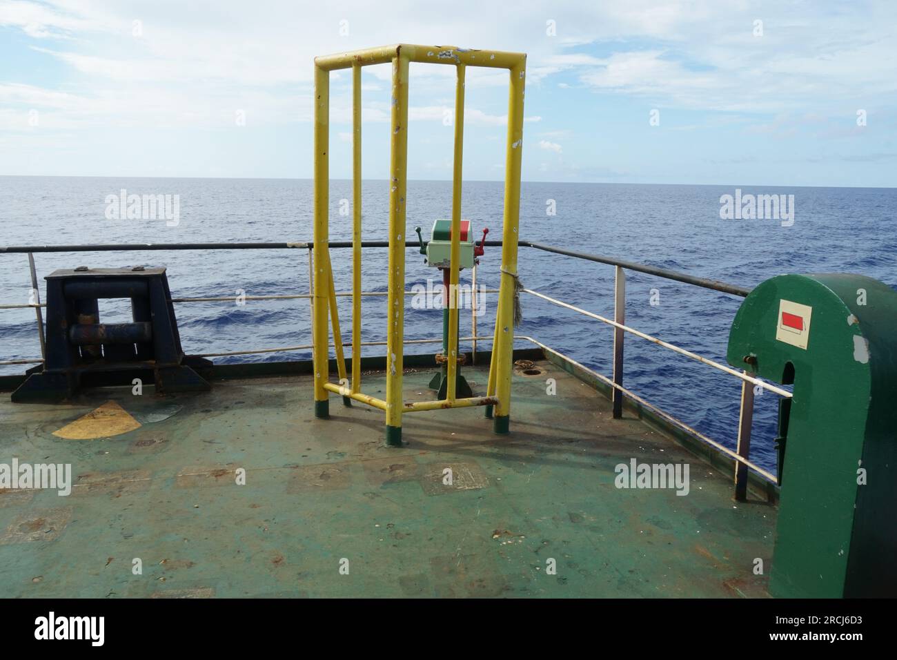 Stazione di controllo del verricello di ormeggio di poppa della nave dietro la struttura gialla per proteggere l'operatore del verricello. Foto Stock