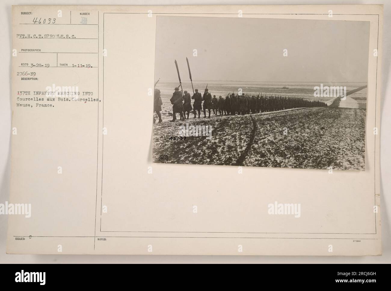 '137th Infantry Soldiers marciano verso Courcelles aux Bois, un villaggio situato nella regione della Mosa in Francia, durante la prima guerra mondiale. Questa fotografia, scattata l'11 gennaio 1919 dal fotografo SC Reed, cattura i soldati in formazione mentre avanzano attraverso la città." Foto Stock