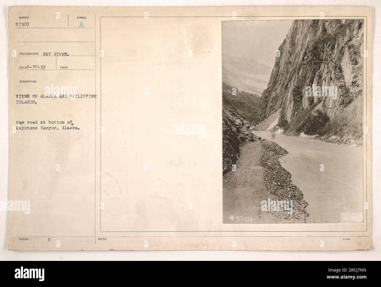 Una fotografia che mostra una nuova strada in fondo al Keystone Canyon, Alaska. L'immagine fa parte di una collezione che presenta vedute dell'Alaska e delle Isole Filippine dal tempo della prima guerra mondiale. Il fotografo specifico non è menzionato. Foto Stock